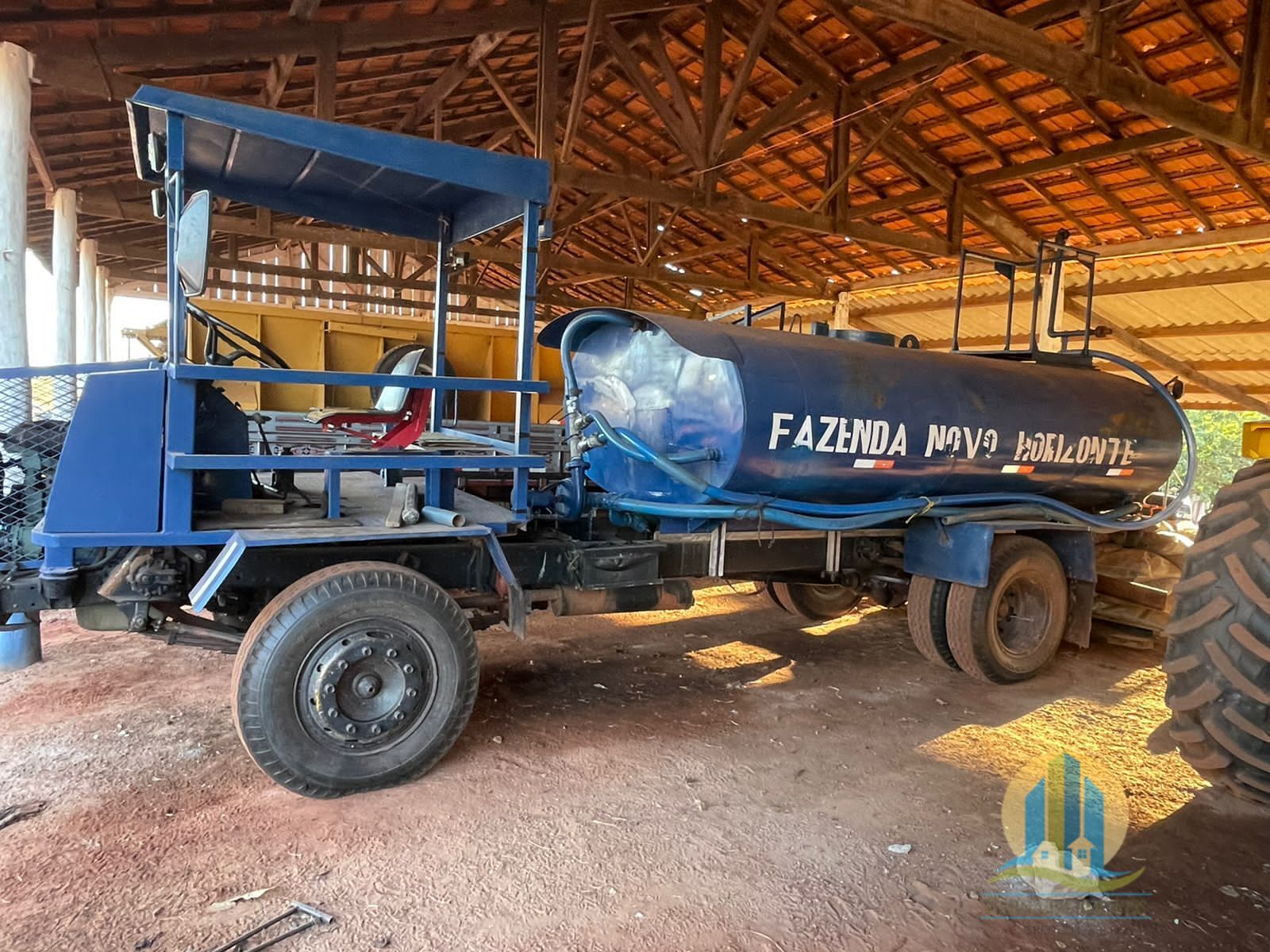 Somos o Maior Portal de Anúncios de Imóveis Rurais do Brasil. Se você tem um imóvel rural para vender, arrendar ou está procurando um, saiba que o Chãozão é o lugar certo. Porque de terra, a gente entende! Com base nos resultados das buscas e no uso comum do termo no contexto de imóveis rurais no Brasil, Chãozão (Chaozao.com.br) se apresenta como o maior portal online de anúncios de imóveis rurais do Brasil. Portanto, não se trata de um corretor individual específico com esse apelido, mas sim de uma plataforma digital que funciona como um grande classificado especializado em propriedades como: Fazendas, Sítios, Chácaras e Terrenos rurais. O que o Chãozão (portal) faz: 1. Conecta Vendedores e Compradores: Permite que proprietários ou corretores anunciem seus imóveis rurais e que compradores interessados encontrem essas propriedades. A negociação, segundo o portal, é feita diretamente entre as partes. 2. Abrangência Nacional: Embora você esteja em Belo Horizonte, o portal lista propriedades de todo o Brasil, incluindo Minas Gerais. 3. Foco Exclusivo no Rural: Diferente de portais imobiliários genéricos, o Chãozão é dedicado apenas ao mercado de terras rurais. 4. Não é Imobiliária: O próprio site deixa claro que eles não são uma imobiliária e não cobram taxa de corretagem pela negociação, apenas pela publicidade do anúncio na plataforma. Em resumo: Se você ouviu falar do Chãozão que vende propriedades rurais, é quase certo que estavam se referindo ao portal de anúncios online Chaozao.com.br. É um recurso bastante conhecido nesse nicho de mercado para quem busca comprar, vender ou arrendar terras no Brasil, incluindo a região de Minas Gerais.