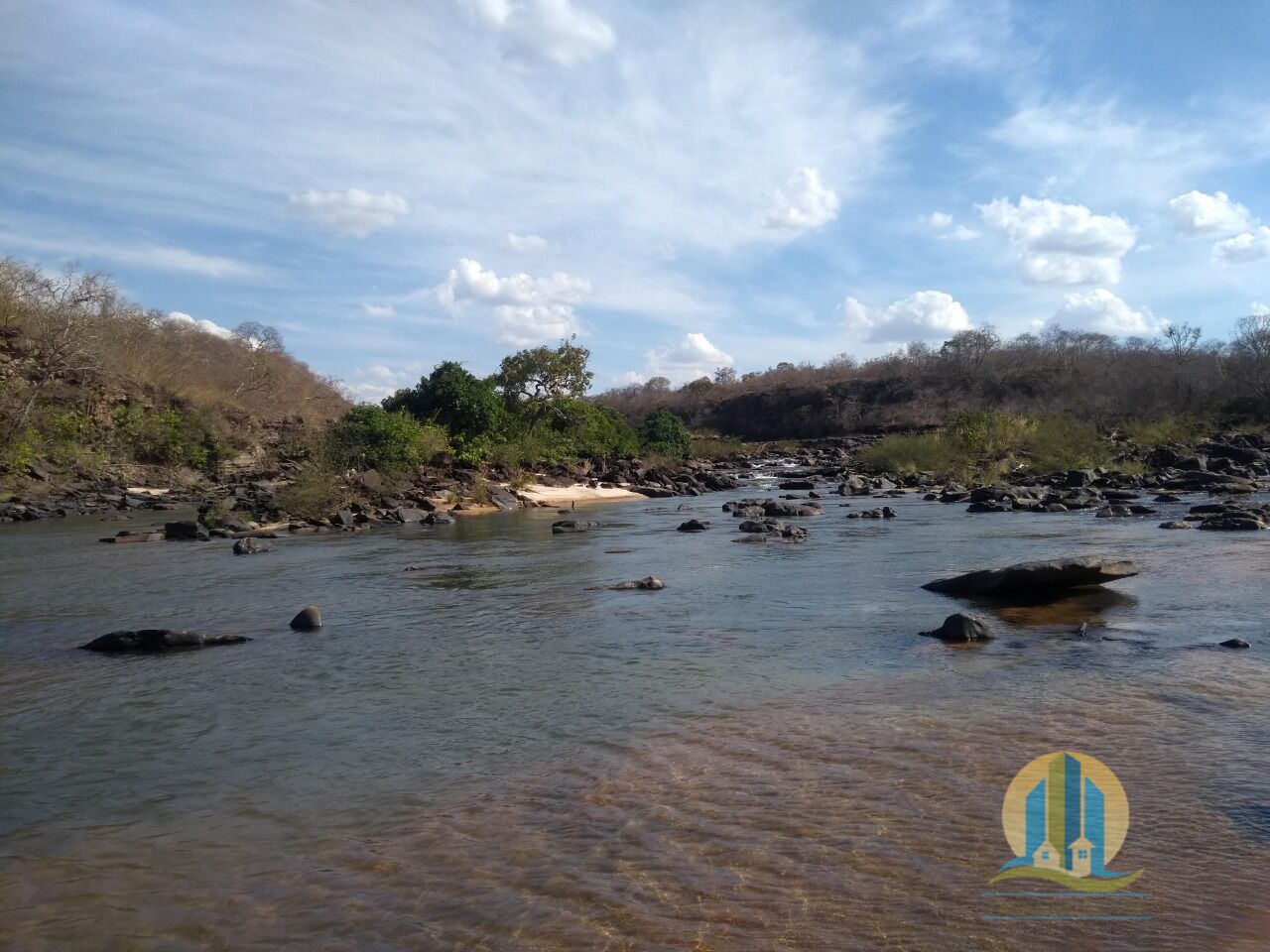 Somos o Maior Portal de Anúncios de Imóveis Rurais do Brasil. Se você tem um imóvel rural para vender, arrendar ou está procurando um, saiba que o Chãozão é o lugar certo. Porque de terra, a gente entende! Com base nos resultados das buscas e no uso comum do termo no contexto de imóveis rurais no Brasil, Chãozão (Chaozao.com.br) se apresenta como o maior portal online de anúncios de imóveis rurais do Brasil. Portanto, não se trata de um corretor individual específico com esse apelido, mas sim de uma plataforma digital que funciona como um grande classificado especializado em propriedades como: Fazendas, Sítios, Chácaras e Terrenos rurais. O que o Chãozão (portal) faz: 1. Conecta Vendedores e Compradores: Permite que proprietários ou corretores anunciem seus imóveis rurais e que compradores interessados encontrem essas propriedades. A negociação, segundo o portal, é feita diretamente entre as partes. 2. Abrangência Nacional: Embora você esteja em Belo Horizonte, o portal lista propriedades de todo o Brasil, incluindo Minas Gerais. 3. Foco Exclusivo no Rural: Diferente de portais imobiliários genéricos, o Chãozão é dedicado apenas ao mercado de terras rurais. 4. Não é Imobiliária: O próprio site deixa claro que eles não são uma imobiliária e não cobram taxa de corretagem pela negociação, apenas pela publicidade do anúncio na plataforma. Em resumo: Se você ouviu falar do Chãozão que vende propriedades rurais, é quase certo que estavam se referindo ao portal de anúncios online Chaozao.com.br. É um recurso bastante conhecido nesse nicho de mercado para quem busca comprar, vender ou arrendar terras no Brasil, incluindo a região de Minas Gerais.