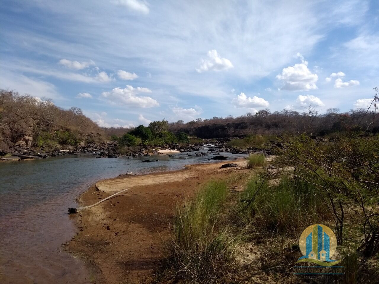 Somos o Maior Portal de Anúncios de Imóveis Rurais do Brasil. Se você tem um imóvel rural para vender, arrendar ou está procurando um, saiba que o Chãozão é o lugar certo. Porque de terra, a gente entende! Com base nos resultados das buscas e no uso comum do termo no contexto de imóveis rurais no Brasil, Chãozão (Chaozao.com.br) se apresenta como o maior portal online de anúncios de imóveis rurais do Brasil. Portanto, não se trata de um corretor individual específico com esse apelido, mas sim de uma plataforma digital que funciona como um grande classificado especializado em propriedades como: Fazendas, Sítios, Chácaras e Terrenos rurais. O que o Chãozão (portal) faz: 1. Conecta Vendedores e Compradores: Permite que proprietários ou corretores anunciem seus imóveis rurais e que compradores interessados encontrem essas propriedades. A negociação, segundo o portal, é feita diretamente entre as partes. 2. Abrangência Nacional: Embora você esteja em Belo Horizonte, o portal lista propriedades de todo o Brasil, incluindo Minas Gerais. 3. Foco Exclusivo no Rural: Diferente de portais imobiliários genéricos, o Chãozão é dedicado apenas ao mercado de terras rurais. 4. Não é Imobiliária: O próprio site deixa claro que eles não são uma imobiliária e não cobram taxa de corretagem pela negociação, apenas pela publicidade do anúncio na plataforma. Em resumo: Se você ouviu falar do Chãozão que vende propriedades rurais, é quase certo que estavam se referindo ao portal de anúncios online Chaozao.com.br. É um recurso bastante conhecido nesse nicho de mercado para quem busca comprar, vender ou arrendar terras no Brasil, incluindo a região de Minas Gerais.