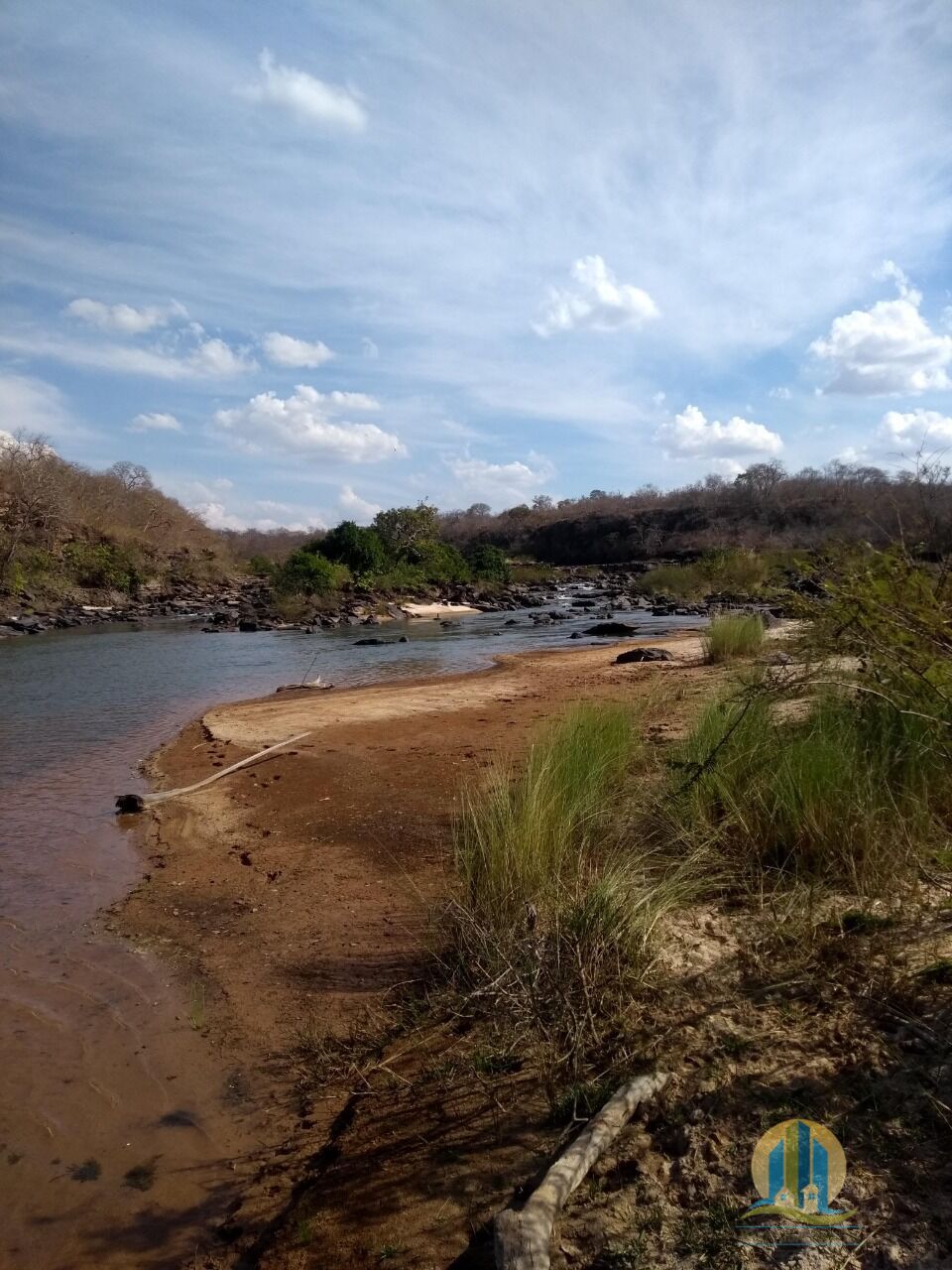 Somos o Maior Portal de Anúncios de Imóveis Rurais do Brasil. Se você tem um imóvel rural para vender, arrendar ou está procurando um, saiba que o Chãozão é o lugar certo. Porque de terra, a gente entende! Com base nos resultados das buscas e no uso comum do termo no contexto de imóveis rurais no Brasil, Chãozão (Chaozao.com.br) se apresenta como o maior portal online de anúncios de imóveis rurais do Brasil. Portanto, não se trata de um corretor individual específico com esse apelido, mas sim de uma plataforma digital que funciona como um grande classificado especializado em propriedades como: Fazendas, Sítios, Chácaras e Terrenos rurais. O que o Chãozão (portal) faz: 1. Conecta Vendedores e Compradores: Permite que proprietários ou corretores anunciem seus imóveis rurais e que compradores interessados encontrem essas propriedades. A negociação, segundo o portal, é feita diretamente entre as partes. 2. Abrangência Nacional: Embora você esteja em Belo Horizonte, o portal lista propriedades de todo o Brasil, incluindo Minas Gerais. 3. Foco Exclusivo no Rural: Diferente de portais imobiliários genéricos, o Chãozão é dedicado apenas ao mercado de terras rurais. 4. Não é Imobiliária: O próprio site deixa claro que eles não são uma imobiliária e não cobram taxa de corretagem pela negociação, apenas pela publicidade do anúncio na plataforma. Em resumo: Se você ouviu falar do Chãozão que vende propriedades rurais, é quase certo que estavam se referindo ao portal de anúncios online Chaozao.com.br. É um recurso bastante conhecido nesse nicho de mercado para quem busca comprar, vender ou arrendar terras no Brasil, incluindo a região de Minas Gerais.