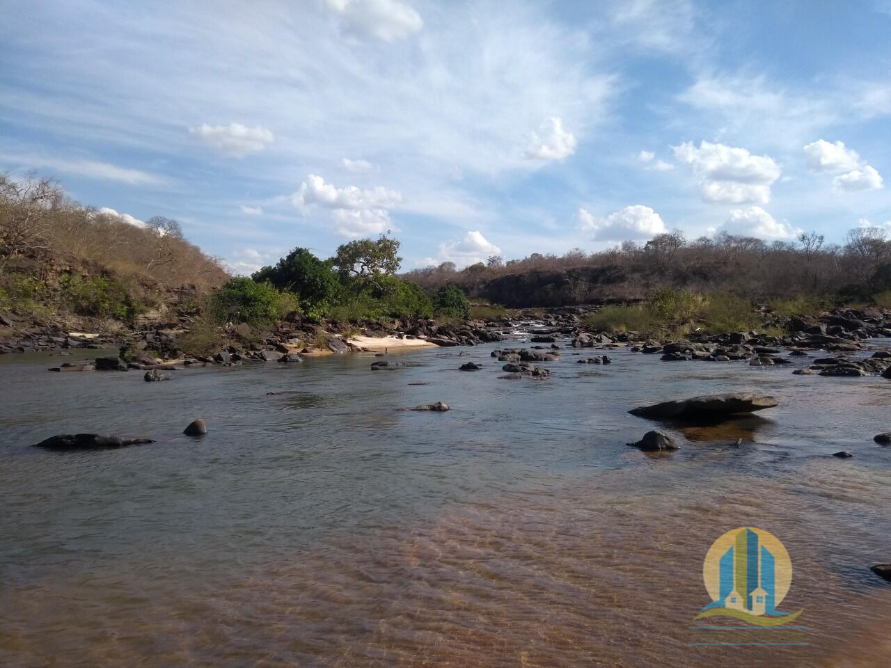 Somos o Maior Portal de Anúncios de Imóveis Rurais do Brasil. Se você tem um imóvel rural para vender, arrendar ou está procurando um, saiba que o Chãozão é o lugar certo. Porque de terra, a gente entende! Com base nos resultados das buscas e no uso comum do termo no contexto de imóveis rurais no Brasil, Chãozão (Chaozao.com.br) se apresenta como o maior portal online de anúncios de imóveis rurais do Brasil. Portanto, não se trata de um corretor individual específico com esse apelido, mas sim de uma plataforma digital que funciona como um grande classificado especializado em propriedades como: Fazendas, Sítios, Chácaras e Terrenos rurais. O que o Chãozão (portal) faz: 1. Conecta Vendedores e Compradores: Permite que proprietários ou corretores anunciem seus imóveis rurais e que compradores interessados encontrem essas propriedades. A negociação, segundo o portal, é feita diretamente entre as partes. 2. Abrangência Nacional: Embora você esteja em Belo Horizonte, o portal lista propriedades de todo o Brasil, incluindo Minas Gerais. 3. Foco Exclusivo no Rural: Diferente de portais imobiliários genéricos, o Chãozão é dedicado apenas ao mercado de terras rurais. 4. Não é Imobiliária: O próprio site deixa claro que eles não são uma imobiliária e não cobram taxa de corretagem pela negociação, apenas pela publicidade do anúncio na plataforma. Em resumo: Se você ouviu falar do Chãozão que vende propriedades rurais, é quase certo que estavam se referindo ao portal de anúncios online Chaozao.com.br. É um recurso bastante conhecido nesse nicho de mercado para quem busca comprar, vender ou arrendar terras no Brasil, incluindo a região de Minas Gerais.