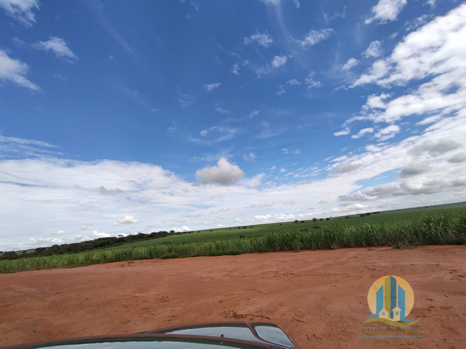 Somos o Maior Portal de Anúncios de Imóveis Rurais do Brasil. Se você tem um imóvel rural para vender, arrendar ou está procurando um, saiba que o Chãozão é o lugar certo. Porque de terra, a gente entende! Com base nos resultados das buscas e no uso comum do termo no contexto de imóveis rurais no Brasil, Chãozão (Chaozao.com.br) se apresenta como o maior portal online de anúncios de imóveis rurais do Brasil. Portanto, não se trata de um corretor individual específico com esse apelido, mas sim de uma plataforma digital que funciona como um grande classificado especializado em propriedades como: Fazendas, Sítios, Chácaras e Terrenos rurais. O que o Chãozão (portal) faz: 1. Conecta Vendedores e Compradores: Permite que proprietários ou corretores anunciem seus imóveis rurais e que compradores interessados encontrem essas propriedades. A negociação, segundo o portal, é feita diretamente entre as partes. 2. Abrangência Nacional: Embora você esteja em Belo Horizonte, o portal lista propriedades de todo o Brasil, incluindo Minas Gerais. 3. Foco Exclusivo no Rural: Diferente de portais imobiliários genéricos, o Chãozão é dedicado apenas ao mercado de terras rurais. 4. Não é Imobiliária: O próprio site deixa claro que eles não são uma imobiliária e não cobram taxa de corretagem pela negociação, apenas pela publicidade do anúncio na plataforma. Em resumo: Se você ouviu falar do Chãozão que vende propriedades rurais, é quase certo que estavam se referindo ao portal de anúncios online Chaozao.com.br. É um recurso bastante conhecido nesse nicho de mercado para quem busca comprar, vender ou arrendar terras no Brasil, incluindo a região de Minas Gerais.