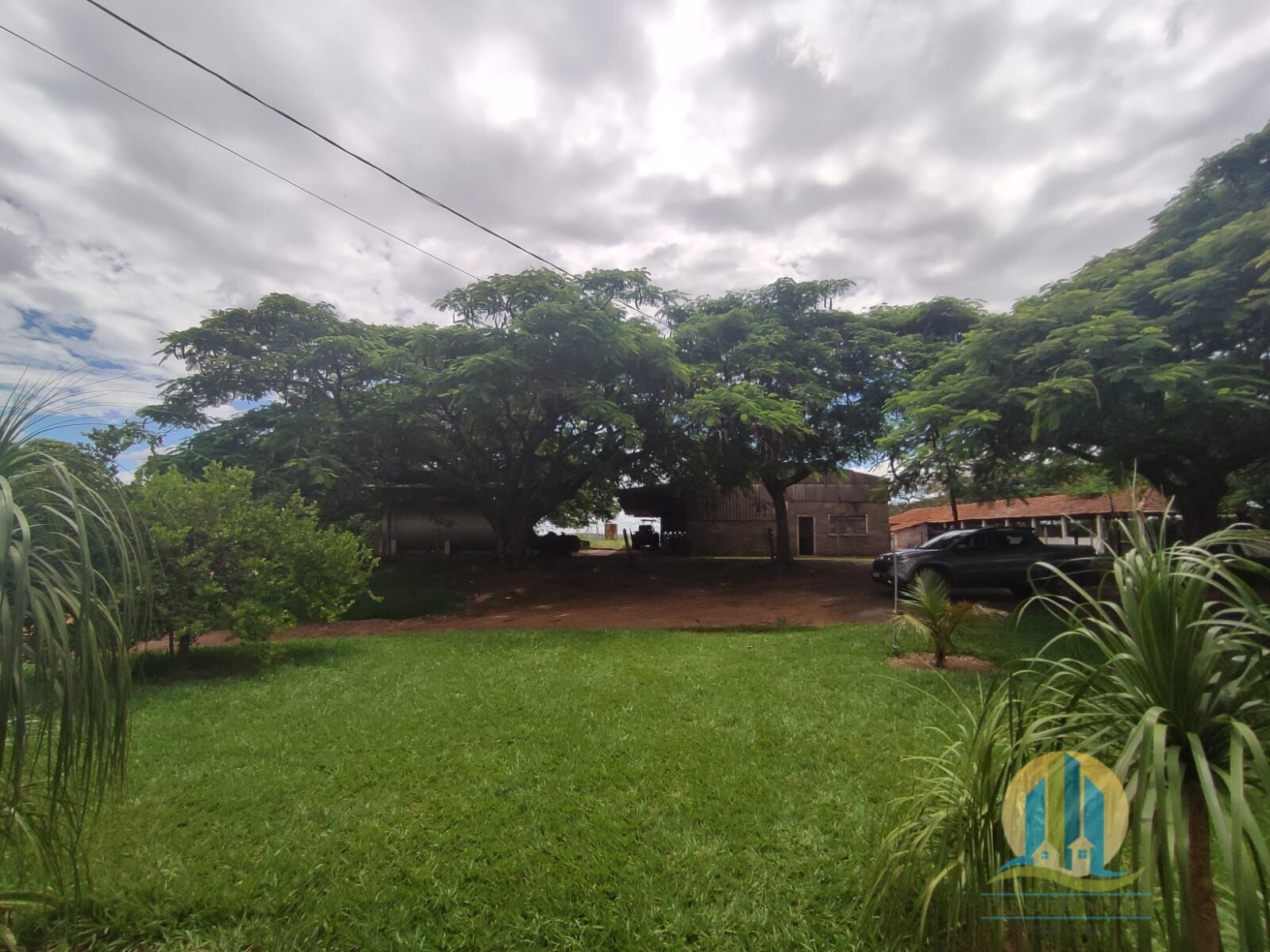 Somos o Maior Portal de Anúncios de Imóveis Rurais do Brasil. Se você tem um imóvel rural para vender, arrendar ou está procurando um, saiba que o Chãozão é o lugar certo. Porque de terra, a gente entende! Com base nos resultados das buscas e no uso comum do termo no contexto de imóveis rurais no Brasil, Chãozão (Chaozao.com.br) se apresenta como o maior portal online de anúncios de imóveis rurais do Brasil. Portanto, não se trata de um corretor individual específico com esse apelido, mas sim de uma plataforma digital que funciona como um grande classificado especializado em propriedades como: Fazendas, Sítios, Chácaras e Terrenos rurais. O que o Chãozão (portal) faz: 1. Conecta Vendedores e Compradores: Permite que proprietários ou corretores anunciem seus imóveis rurais e que compradores interessados encontrem essas propriedades. A negociação, segundo o portal, é feita diretamente entre as partes. 2. Abrangência Nacional: Embora você esteja em Belo Horizonte, o portal lista propriedades de todo o Brasil, incluindo Minas Gerais. 3. Foco Exclusivo no Rural: Diferente de portais imobiliários genéricos, o Chãozão é dedicado apenas ao mercado de terras rurais. 4. Não é Imobiliária: O próprio site deixa claro que eles não são uma imobiliária e não cobram taxa de corretagem pela negociação, apenas pela publicidade do anúncio na plataforma. Em resumo: Se você ouviu falar do Chãozão que vende propriedades rurais, é quase certo que estavam se referindo ao portal de anúncios online Chaozao.com.br. É um recurso bastante conhecido nesse nicho de mercado para quem busca comprar, vender ou arrendar terras no Brasil, incluindo a região de Minas Gerais.