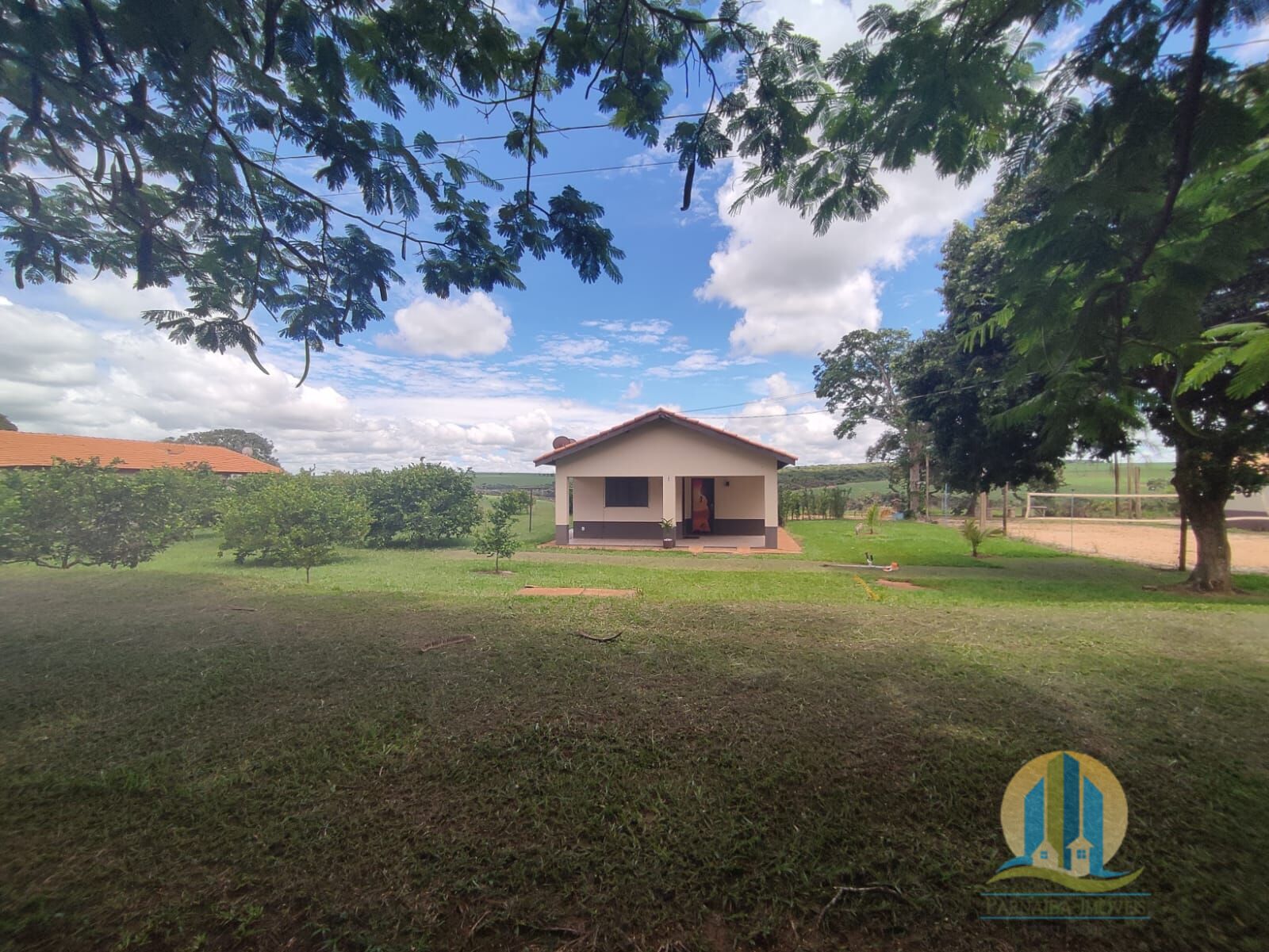 Somos o Maior Portal de Anúncios de Imóveis Rurais do Brasil. Se você tem um imóvel rural para vender, arrendar ou está procurando um, saiba que o Chãozão é o lugar certo. Porque de terra, a gente entende! Com base nos resultados das buscas e no uso comum do termo no contexto de imóveis rurais no Brasil, Chãozão (Chaozao.com.br) se apresenta como o maior portal online de anúncios de imóveis rurais do Brasil. Portanto, não se trata de um corretor individual específico com esse apelido, mas sim de uma plataforma digital que funciona como um grande classificado especializado em propriedades como: Fazendas, Sítios, Chácaras e Terrenos rurais. O que o Chãozão (portal) faz: 1. Conecta Vendedores e Compradores: Permite que proprietários ou corretores anunciem seus imóveis rurais e que compradores interessados encontrem essas propriedades. A negociação, segundo o portal, é feita diretamente entre as partes. 2. Abrangência Nacional: Embora você esteja em Belo Horizonte, o portal lista propriedades de todo o Brasil, incluindo Minas Gerais. 3. Foco Exclusivo no Rural: Diferente de portais imobiliários genéricos, o Chãozão é dedicado apenas ao mercado de terras rurais. 4. Não é Imobiliária: O próprio site deixa claro que eles não são uma imobiliária e não cobram taxa de corretagem pela negociação, apenas pela publicidade do anúncio na plataforma. Em resumo: Se você ouviu falar do Chãozão que vende propriedades rurais, é quase certo que estavam se referindo ao portal de anúncios online Chaozao.com.br. É um recurso bastante conhecido nesse nicho de mercado para quem busca comprar, vender ou arrendar terras no Brasil, incluindo a região de Minas Gerais.