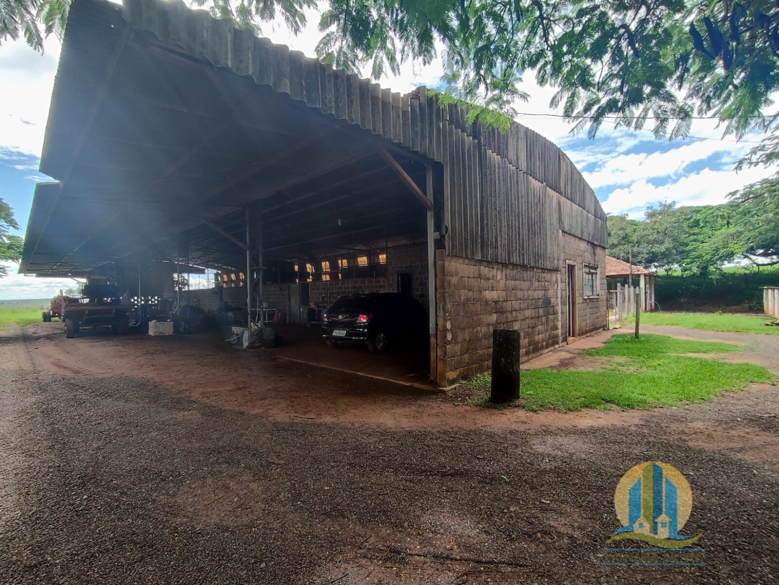 Somos o Maior Portal de Anúncios de Imóveis Rurais do Brasil. Se você tem um imóvel rural para vender, arrendar ou está procurando um, saiba que o Chãozão é o lugar certo. Porque de terra, a gente entende! Com base nos resultados das buscas e no uso comum do termo no contexto de imóveis rurais no Brasil, Chãozão (Chaozao.com.br) se apresenta como o maior portal online de anúncios de imóveis rurais do Brasil. Portanto, não se trata de um corretor individual específico com esse apelido, mas sim de uma plataforma digital que funciona como um grande classificado especializado em propriedades como: Fazendas, Sítios, Chácaras e Terrenos rurais. O que o Chãozão (portal) faz: 1. Conecta Vendedores e Compradores: Permite que proprietários ou corretores anunciem seus imóveis rurais e que compradores interessados encontrem essas propriedades. A negociação, segundo o portal, é feita diretamente entre as partes. 2. Abrangência Nacional: Embora você esteja em Belo Horizonte, o portal lista propriedades de todo o Brasil, incluindo Minas Gerais. 3. Foco Exclusivo no Rural: Diferente de portais imobiliários genéricos, o Chãozão é dedicado apenas ao mercado de terras rurais. 4. Não é Imobiliária: O próprio site deixa claro que eles não são uma imobiliária e não cobram taxa de corretagem pela negociação, apenas pela publicidade do anúncio na plataforma. Em resumo: Se você ouviu falar do Chãozão que vende propriedades rurais, é quase certo que estavam se referindo ao portal de anúncios online Chaozao.com.br. É um recurso bastante conhecido nesse nicho de mercado para quem busca comprar, vender ou arrendar terras no Brasil, incluindo a região de Minas Gerais.
