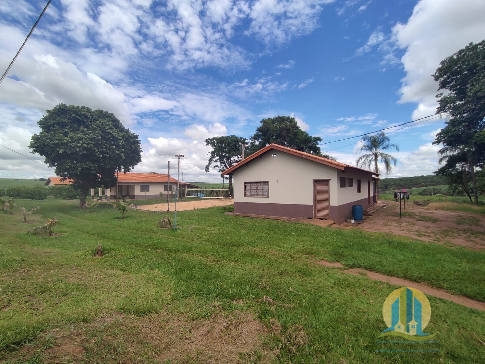 Somos o Maior Portal de Anúncios de Imóveis Rurais do Brasil. Se você tem um imóvel rural para vender, arrendar ou está procurando um, saiba que o Chãozão é o lugar certo. Porque de terra, a gente entende! Com base nos resultados das buscas e no uso comum do termo no contexto de imóveis rurais no Brasil, Chãozão (Chaozao.com.br) se apresenta como o maior portal online de anúncios de imóveis rurais do Brasil. Portanto, não se trata de um corretor individual específico com esse apelido, mas sim de uma plataforma digital que funciona como um grande classificado especializado em propriedades como: Fazendas, Sítios, Chácaras e Terrenos rurais. O que o Chãozão (portal) faz: 1. Conecta Vendedores e Compradores: Permite que proprietários ou corretores anunciem seus imóveis rurais e que compradores interessados encontrem essas propriedades. A negociação, segundo o portal, é feita diretamente entre as partes. 2. Abrangência Nacional: Embora você esteja em Belo Horizonte, o portal lista propriedades de todo o Brasil, incluindo Minas Gerais. 3. Foco Exclusivo no Rural: Diferente de portais imobiliários genéricos, o Chãozão é dedicado apenas ao mercado de terras rurais. 4. Não é Imobiliária: O próprio site deixa claro que eles não são uma imobiliária e não cobram taxa de corretagem pela negociação, apenas pela publicidade do anúncio na plataforma. Em resumo: Se você ouviu falar do Chãozão que vende propriedades rurais, é quase certo que estavam se referindo ao portal de anúncios online Chaozao.com.br. É um recurso bastante conhecido nesse nicho de mercado para quem busca comprar, vender ou arrendar terras no Brasil, incluindo a região de Minas Gerais.