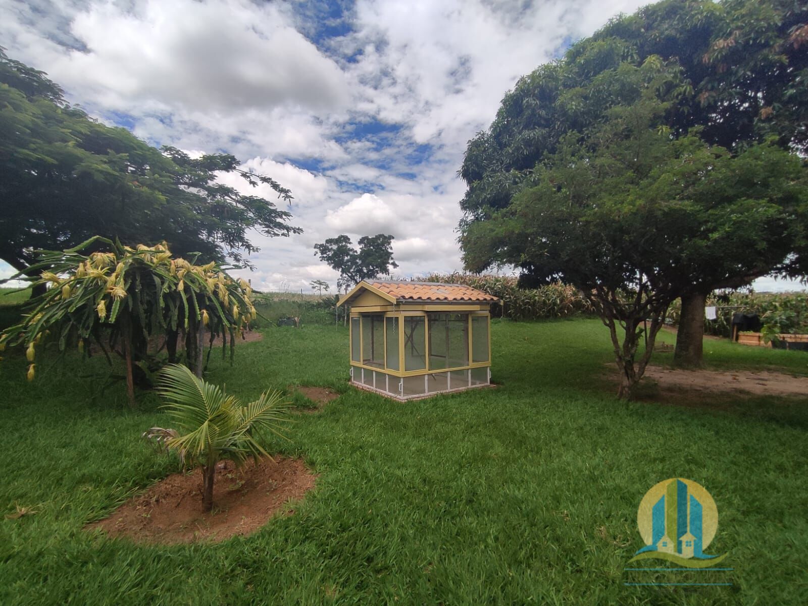 Somos o Maior Portal de Anúncios de Imóveis Rurais do Brasil. Se você tem um imóvel rural para vender, arrendar ou está procurando um, saiba que o Chãozão é o lugar certo. Porque de terra, a gente entende! Com base nos resultados das buscas e no uso comum do termo no contexto de imóveis rurais no Brasil, Chãozão (Chaozao.com.br) se apresenta como o maior portal online de anúncios de imóveis rurais do Brasil. Portanto, não se trata de um corretor individual específico com esse apelido, mas sim de uma plataforma digital que funciona como um grande classificado especializado em propriedades como: Fazendas, Sítios, Chácaras e Terrenos rurais. O que o Chãozão (portal) faz: 1. Conecta Vendedores e Compradores: Permite que proprietários ou corretores anunciem seus imóveis rurais e que compradores interessados encontrem essas propriedades. A negociação, segundo o portal, é feita diretamente entre as partes. 2. Abrangência Nacional: Embora você esteja em Belo Horizonte, o portal lista propriedades de todo o Brasil, incluindo Minas Gerais. 3. Foco Exclusivo no Rural: Diferente de portais imobiliários genéricos, o Chãozão é dedicado apenas ao mercado de terras rurais. 4. Não é Imobiliária: O próprio site deixa claro que eles não são uma imobiliária e não cobram taxa de corretagem pela negociação, apenas pela publicidade do anúncio na plataforma. Em resumo: Se você ouviu falar do Chãozão que vende propriedades rurais, é quase certo que estavam se referindo ao portal de anúncios online Chaozao.com.br. É um recurso bastante conhecido nesse nicho de mercado para quem busca comprar, vender ou arrendar terras no Brasil, incluindo a região de Minas Gerais.