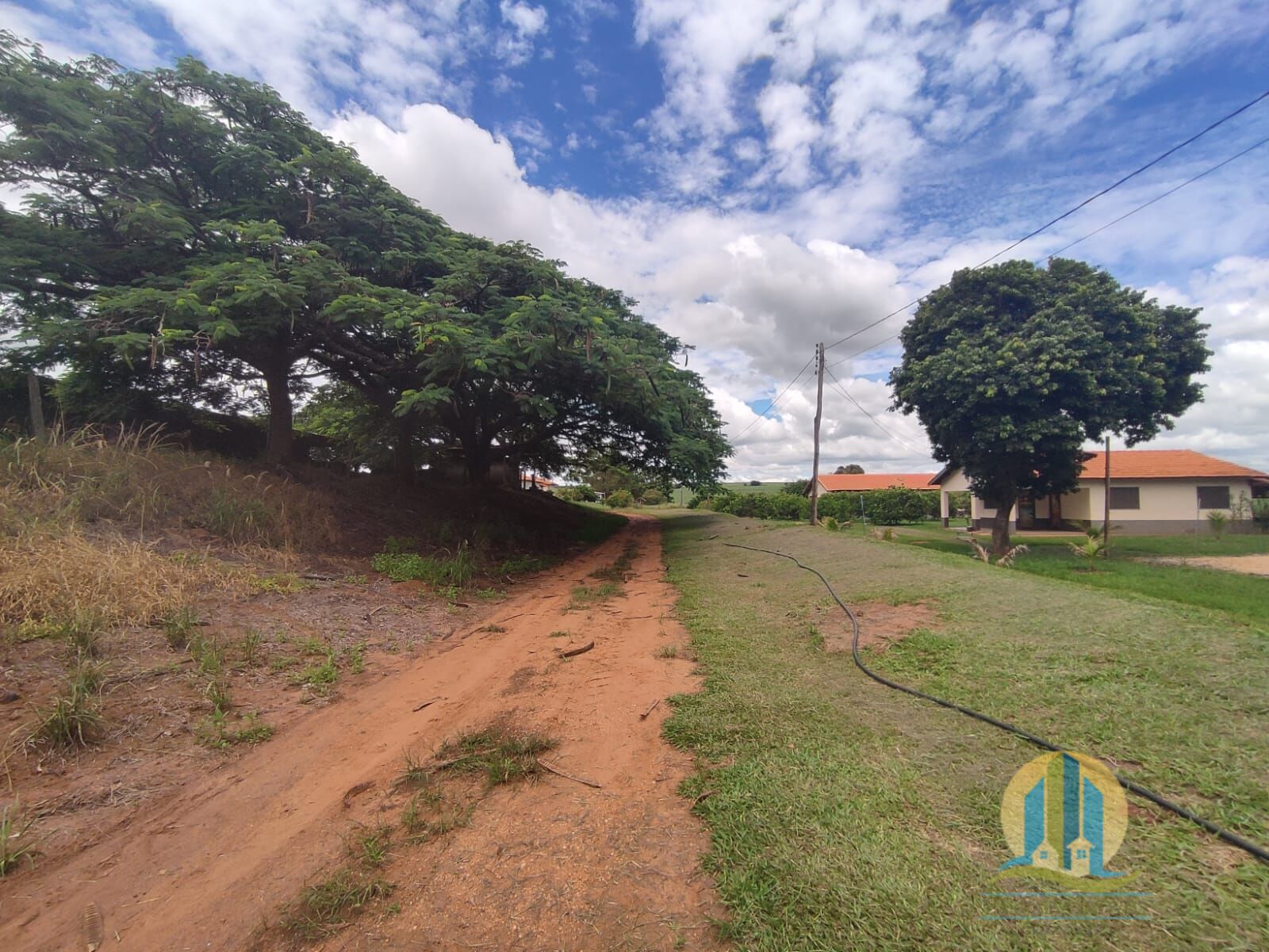 Somos o Maior Portal de Anúncios de Imóveis Rurais do Brasil. Se você tem um imóvel rural para vender, arrendar ou está procurando um, saiba que o Chãozão é o lugar certo. Porque de terra, a gente entende! Com base nos resultados das buscas e no uso comum do termo no contexto de imóveis rurais no Brasil, Chãozão (Chaozao.com.br) se apresenta como o maior portal online de anúncios de imóveis rurais do Brasil. Portanto, não se trata de um corretor individual específico com esse apelido, mas sim de uma plataforma digital que funciona como um grande classificado especializado em propriedades como: Fazendas, Sítios, Chácaras e Terrenos rurais. O que o Chãozão (portal) faz: 1. Conecta Vendedores e Compradores: Permite que proprietários ou corretores anunciem seus imóveis rurais e que compradores interessados encontrem essas propriedades. A negociação, segundo o portal, é feita diretamente entre as partes. 2. Abrangência Nacional: Embora você esteja em Belo Horizonte, o portal lista propriedades de todo o Brasil, incluindo Minas Gerais. 3. Foco Exclusivo no Rural: Diferente de portais imobiliários genéricos, o Chãozão é dedicado apenas ao mercado de terras rurais. 4. Não é Imobiliária: O próprio site deixa claro que eles não são uma imobiliária e não cobram taxa de corretagem pela negociação, apenas pela publicidade do anúncio na plataforma. Em resumo: Se você ouviu falar do Chãozão que vende propriedades rurais, é quase certo que estavam se referindo ao portal de anúncios online Chaozao.com.br. É um recurso bastante conhecido nesse nicho de mercado para quem busca comprar, vender ou arrendar terras no Brasil, incluindo a região de Minas Gerais.
