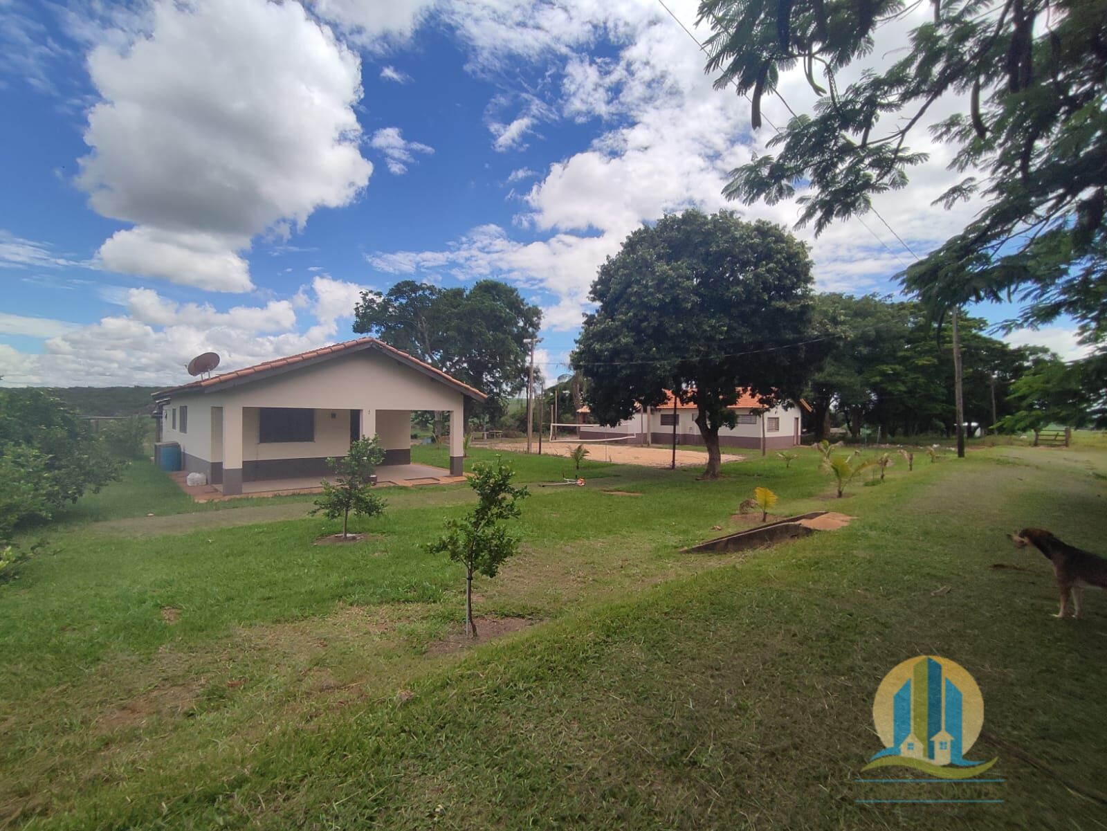 Somos o Maior Portal de Anúncios de Imóveis Rurais do Brasil. Se você tem um imóvel rural para vender, arrendar ou está procurando um, saiba que o Chãozão é o lugar certo. Porque de terra, a gente entende! Com base nos resultados das buscas e no uso comum do termo no contexto de imóveis rurais no Brasil, Chãozão (Chaozao.com.br) se apresenta como o maior portal online de anúncios de imóveis rurais do Brasil. Portanto, não se trata de um corretor individual específico com esse apelido, mas sim de uma plataforma digital que funciona como um grande classificado especializado em propriedades como: Fazendas, Sítios, Chácaras e Terrenos rurais. O que o Chãozão (portal) faz: 1. Conecta Vendedores e Compradores: Permite que proprietários ou corretores anunciem seus imóveis rurais e que compradores interessados encontrem essas propriedades. A negociação, segundo o portal, é feita diretamente entre as partes. 2. Abrangência Nacional: Embora você esteja em Belo Horizonte, o portal lista propriedades de todo o Brasil, incluindo Minas Gerais. 3. Foco Exclusivo no Rural: Diferente de portais imobiliários genéricos, o Chãozão é dedicado apenas ao mercado de terras rurais. 4. Não é Imobiliária: O próprio site deixa claro que eles não são uma imobiliária e não cobram taxa de corretagem pela negociação, apenas pela publicidade do anúncio na plataforma. Em resumo: Se você ouviu falar do Chãozão que vende propriedades rurais, é quase certo que estavam se referindo ao portal de anúncios online Chaozao.com.br. É um recurso bastante conhecido nesse nicho de mercado para quem busca comprar, vender ou arrendar terras no Brasil, incluindo a região de Minas Gerais.