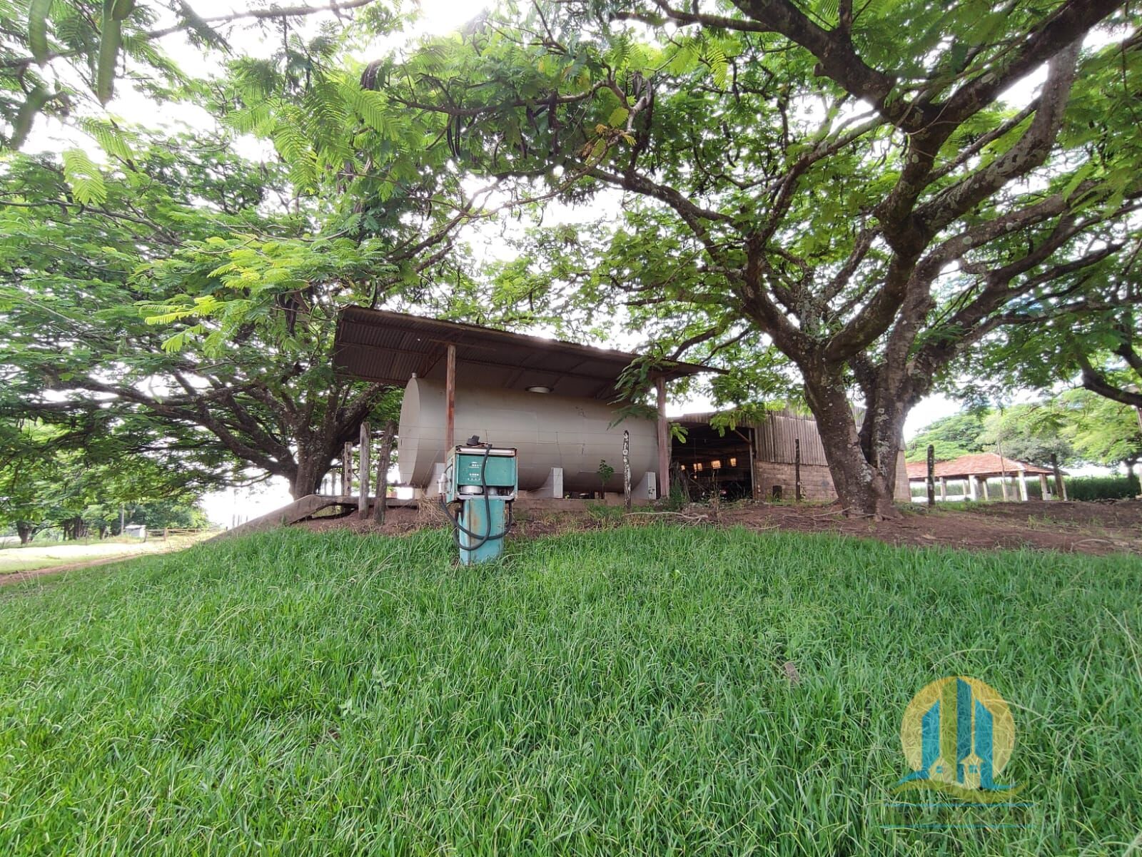 Somos o Maior Portal de Anúncios de Imóveis Rurais do Brasil. Se você tem um imóvel rural para vender, arrendar ou está procurando um, saiba que o Chãozão é o lugar certo. Porque de terra, a gente entende! Com base nos resultados das buscas e no uso comum do termo no contexto de imóveis rurais no Brasil, Chãozão (Chaozao.com.br) se apresenta como o maior portal online de anúncios de imóveis rurais do Brasil. Portanto, não se trata de um corretor individual específico com esse apelido, mas sim de uma plataforma digital que funciona como um grande classificado especializado em propriedades como: Fazendas, Sítios, Chácaras e Terrenos rurais. O que o Chãozão (portal) faz: 1. Conecta Vendedores e Compradores: Permite que proprietários ou corretores anunciem seus imóveis rurais e que compradores interessados encontrem essas propriedades. A negociação, segundo o portal, é feita diretamente entre as partes. 2. Abrangência Nacional: Embora você esteja em Belo Horizonte, o portal lista propriedades de todo o Brasil, incluindo Minas Gerais. 3. Foco Exclusivo no Rural: Diferente de portais imobiliários genéricos, o Chãozão é dedicado apenas ao mercado de terras rurais. 4. Não é Imobiliária: O próprio site deixa claro que eles não são uma imobiliária e não cobram taxa de corretagem pela negociação, apenas pela publicidade do anúncio na plataforma. Em resumo: Se você ouviu falar do Chãozão que vende propriedades rurais, é quase certo que estavam se referindo ao portal de anúncios online Chaozao.com.br. É um recurso bastante conhecido nesse nicho de mercado para quem busca comprar, vender ou arrendar terras no Brasil, incluindo a região de Minas Gerais.