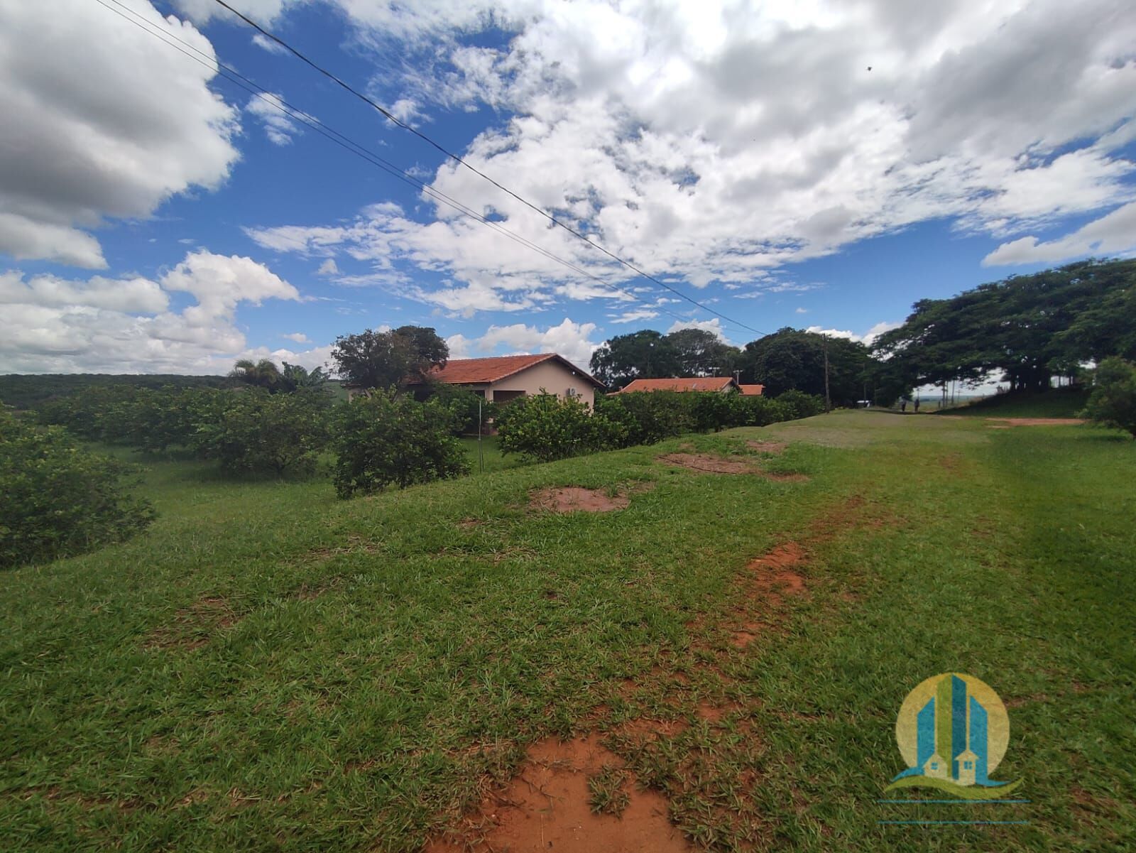 Somos o Maior Portal de Anúncios de Imóveis Rurais do Brasil. Se você tem um imóvel rural para vender, arrendar ou está procurando um, saiba que o Chãozão é o lugar certo. Porque de terra, a gente entende! Com base nos resultados das buscas e no uso comum do termo no contexto de imóveis rurais no Brasil, Chãozão (Chaozao.com.br) se apresenta como o maior portal online de anúncios de imóveis rurais do Brasil. Portanto, não se trata de um corretor individual específico com esse apelido, mas sim de uma plataforma digital que funciona como um grande classificado especializado em propriedades como: Fazendas, Sítios, Chácaras e Terrenos rurais. O que o Chãozão (portal) faz: 1. Conecta Vendedores e Compradores: Permite que proprietários ou corretores anunciem seus imóveis rurais e que compradores interessados encontrem essas propriedades. A negociação, segundo o portal, é feita diretamente entre as partes. 2. Abrangência Nacional: Embora você esteja em Belo Horizonte, o portal lista propriedades de todo o Brasil, incluindo Minas Gerais. 3. Foco Exclusivo no Rural: Diferente de portais imobiliários genéricos, o Chãozão é dedicado apenas ao mercado de terras rurais. 4. Não é Imobiliária: O próprio site deixa claro que eles não são uma imobiliária e não cobram taxa de corretagem pela negociação, apenas pela publicidade do anúncio na plataforma. Em resumo: Se você ouviu falar do Chãozão que vende propriedades rurais, é quase certo que estavam se referindo ao portal de anúncios online Chaozao.com.br. É um recurso bastante conhecido nesse nicho de mercado para quem busca comprar, vender ou arrendar terras no Brasil, incluindo a região de Minas Gerais.