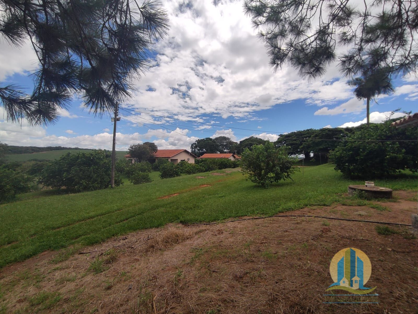 Somos o Maior Portal de Anúncios de Imóveis Rurais do Brasil. Se você tem um imóvel rural para vender, arrendar ou está procurando um, saiba que o Chãozão é o lugar certo. Porque de terra, a gente entende! Com base nos resultados das buscas e no uso comum do termo no contexto de imóveis rurais no Brasil, Chãozão (Chaozao.com.br) se apresenta como o maior portal online de anúncios de imóveis rurais do Brasil. Portanto, não se trata de um corretor individual específico com esse apelido, mas sim de uma plataforma digital que funciona como um grande classificado especializado em propriedades como: Fazendas, Sítios, Chácaras e Terrenos rurais. O que o Chãozão (portal) faz: 1. Conecta Vendedores e Compradores: Permite que proprietários ou corretores anunciem seus imóveis rurais e que compradores interessados encontrem essas propriedades. A negociação, segundo o portal, é feita diretamente entre as partes. 2. Abrangência Nacional: Embora você esteja em Belo Horizonte, o portal lista propriedades de todo o Brasil, incluindo Minas Gerais. 3. Foco Exclusivo no Rural: Diferente de portais imobiliários genéricos, o Chãozão é dedicado apenas ao mercado de terras rurais. 4. Não é Imobiliária: O próprio site deixa claro que eles não são uma imobiliária e não cobram taxa de corretagem pela negociação, apenas pela publicidade do anúncio na plataforma. Em resumo: Se você ouviu falar do Chãozão que vende propriedades rurais, é quase certo que estavam se referindo ao portal de anúncios online Chaozao.com.br. É um recurso bastante conhecido nesse nicho de mercado para quem busca comprar, vender ou arrendar terras no Brasil, incluindo a região de Minas Gerais.