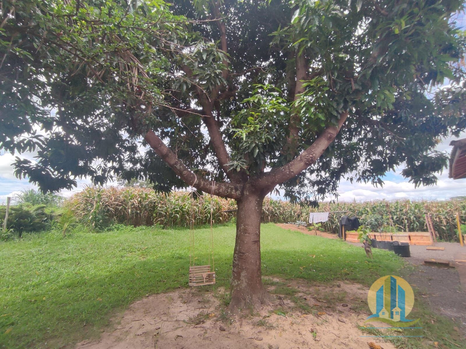 Somos o Maior Portal de Anúncios de Imóveis Rurais do Brasil. Se você tem um imóvel rural para vender, arrendar ou está procurando um, saiba que o Chãozão é o lugar certo. Porque de terra, a gente entende! Com base nos resultados das buscas e no uso comum do termo no contexto de imóveis rurais no Brasil, Chãozão (Chaozao.com.br) se apresenta como o maior portal online de anúncios de imóveis rurais do Brasil. Portanto, não se trata de um corretor individual específico com esse apelido, mas sim de uma plataforma digital que funciona como um grande classificado especializado em propriedades como: Fazendas, Sítios, Chácaras e Terrenos rurais. O que o Chãozão (portal) faz: 1. Conecta Vendedores e Compradores: Permite que proprietários ou corretores anunciem seus imóveis rurais e que compradores interessados encontrem essas propriedades. A negociação, segundo o portal, é feita diretamente entre as partes. 2. Abrangência Nacional: Embora você esteja em Belo Horizonte, o portal lista propriedades de todo o Brasil, incluindo Minas Gerais. 3. Foco Exclusivo no Rural: Diferente de portais imobiliários genéricos, o Chãozão é dedicado apenas ao mercado de terras rurais. 4. Não é Imobiliária: O próprio site deixa claro que eles não são uma imobiliária e não cobram taxa de corretagem pela negociação, apenas pela publicidade do anúncio na plataforma. Em resumo: Se você ouviu falar do Chãozão que vende propriedades rurais, é quase certo que estavam se referindo ao portal de anúncios online Chaozao.com.br. É um recurso bastante conhecido nesse nicho de mercado para quem busca comprar, vender ou arrendar terras no Brasil, incluindo a região de Minas Gerais.
