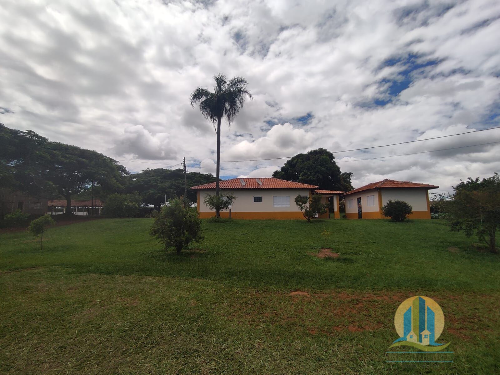 Somos o Maior Portal de Anúncios de Imóveis Rurais do Brasil. Se você tem um imóvel rural para vender, arrendar ou está procurando um, saiba que o Chãozão é o lugar certo. Porque de terra, a gente entende! Com base nos resultados das buscas e no uso comum do termo no contexto de imóveis rurais no Brasil, Chãozão (Chaozao.com.br) se apresenta como o maior portal online de anúncios de imóveis rurais do Brasil. Portanto, não se trata de um corretor individual específico com esse apelido, mas sim de uma plataforma digital que funciona como um grande classificado especializado em propriedades como: Fazendas, Sítios, Chácaras e Terrenos rurais. O que o Chãozão (portal) faz: 1. Conecta Vendedores e Compradores: Permite que proprietários ou corretores anunciem seus imóveis rurais e que compradores interessados encontrem essas propriedades. A negociação, segundo o portal, é feita diretamente entre as partes. 2. Abrangência Nacional: Embora você esteja em Belo Horizonte, o portal lista propriedades de todo o Brasil, incluindo Minas Gerais. 3. Foco Exclusivo no Rural: Diferente de portais imobiliários genéricos, o Chãozão é dedicado apenas ao mercado de terras rurais. 4. Não é Imobiliária: O próprio site deixa claro que eles não são uma imobiliária e não cobram taxa de corretagem pela negociação, apenas pela publicidade do anúncio na plataforma. Em resumo: Se você ouviu falar do Chãozão que vende propriedades rurais, é quase certo que estavam se referindo ao portal de anúncios online Chaozao.com.br. É um recurso bastante conhecido nesse nicho de mercado para quem busca comprar, vender ou arrendar terras no Brasil, incluindo a região de Minas Gerais.