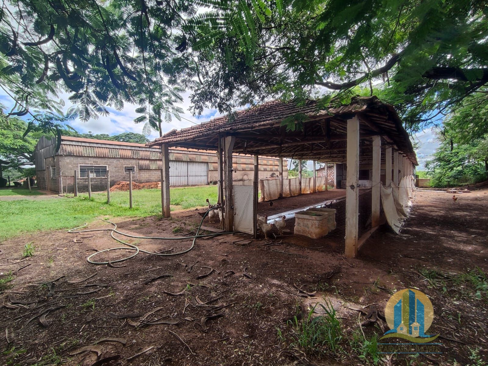Somos o Maior Portal de Anúncios de Imóveis Rurais do Brasil. Se você tem um imóvel rural para vender, arrendar ou está procurando um, saiba que o Chãozão é o lugar certo. Porque de terra, a gente entende! Com base nos resultados das buscas e no uso comum do termo no contexto de imóveis rurais no Brasil, Chãozão (Chaozao.com.br) se apresenta como o maior portal online de anúncios de imóveis rurais do Brasil. Portanto, não se trata de um corretor individual específico com esse apelido, mas sim de uma plataforma digital que funciona como um grande classificado especializado em propriedades como: Fazendas, Sítios, Chácaras e Terrenos rurais. O que o Chãozão (portal) faz: 1. Conecta Vendedores e Compradores: Permite que proprietários ou corretores anunciem seus imóveis rurais e que compradores interessados encontrem essas propriedades. A negociação, segundo o portal, é feita diretamente entre as partes. 2. Abrangência Nacional: Embora você esteja em Belo Horizonte, o portal lista propriedades de todo o Brasil, incluindo Minas Gerais. 3. Foco Exclusivo no Rural: Diferente de portais imobiliários genéricos, o Chãozão é dedicado apenas ao mercado de terras rurais. 4. Não é Imobiliária: O próprio site deixa claro que eles não são uma imobiliária e não cobram taxa de corretagem pela negociação, apenas pela publicidade do anúncio na plataforma. Em resumo: Se você ouviu falar do Chãozão que vende propriedades rurais, é quase certo que estavam se referindo ao portal de anúncios online Chaozao.com.br. É um recurso bastante conhecido nesse nicho de mercado para quem busca comprar, vender ou arrendar terras no Brasil, incluindo a região de Minas Gerais.