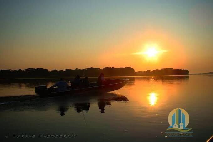 Somos o Maior Portal de Anúncios de Imóveis Rurais do Brasil. Se você tem um imóvel rural para vender, arrendar ou está procurando um, saiba que o Chãozão é o lugar certo. Porque de terra, a gente entende! Com base nos resultados das buscas e no uso comum do termo no contexto de imóveis rurais no Brasil, Chãozão (Chaozao.com.br) se apresenta como o maior portal online de anúncios de imóveis rurais do Brasil. Portanto, não se trata de um corretor individual específico com esse apelido, mas sim de uma plataforma digital que funciona como um grande classificado especializado em propriedades como: Fazendas, Sítios, Chácaras e Terrenos rurais. O que o Chãozão (portal) faz: 1. Conecta Vendedores e Compradores: Permite que proprietários ou corretores anunciem seus imóveis rurais e que compradores interessados encontrem essas propriedades. A negociação, segundo o portal, é feita diretamente entre as partes. 2. Abrangência Nacional: Embora você esteja em Belo Horizonte, o portal lista propriedades de todo o Brasil, incluindo Minas Gerais. 3. Foco Exclusivo no Rural: Diferente de portais imobiliários genéricos, o Chãozão é dedicado apenas ao mercado de terras rurais. 4. Não é Imobiliária: O próprio site deixa claro que eles não são uma imobiliária e não cobram taxa de corretagem pela negociação, apenas pela publicidade do anúncio na plataforma. Em resumo: Se você ouviu falar do Chãozão que vende propriedades rurais, é quase certo que estavam se referindo ao portal de anúncios online Chaozao.com.br. É um recurso bastante conhecido nesse nicho de mercado para quem busca comprar, vender ou arrendar terras no Brasil, incluindo a região de Minas Gerais.