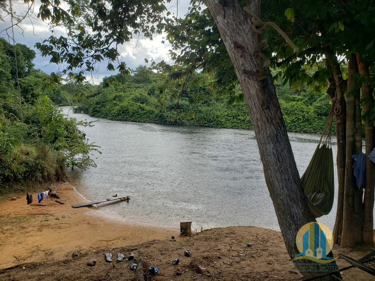Somos o Maior Portal de Anúncios de Imóveis Rurais do Brasil. Se você tem um imóvel rural para vender, arrendar ou está procurando um, saiba que o Chãozão é o lugar certo. Porque de terra, a gente entende! Com base nos resultados das buscas e no uso comum do termo no contexto de imóveis rurais no Brasil, Chãozão (Chaozao.com.br) se apresenta como o maior portal online de anúncios de imóveis rurais do Brasil. Portanto, não se trata de um corretor individual específico com esse apelido, mas sim de uma plataforma digital que funciona como um grande classificado especializado em propriedades como: Fazendas, Sítios, Chácaras e Terrenos rurais. O que o Chãozão (portal) faz: 1. Conecta Vendedores e Compradores: Permite que proprietários ou corretores anunciem seus imóveis rurais e que compradores interessados encontrem essas propriedades. A negociação, segundo o portal, é feita diretamente entre as partes. 2. Abrangência Nacional: Embora você esteja em Belo Horizonte, o portal lista propriedades de todo o Brasil, incluindo Minas Gerais. 3. Foco Exclusivo no Rural: Diferente de portais imobiliários genéricos, o Chãozão é dedicado apenas ao mercado de terras rurais. 4. Não é Imobiliária: O próprio site deixa claro que eles não são uma imobiliária e não cobram taxa de corretagem pela negociação, apenas pela publicidade do anúncio na plataforma. Em resumo: Se você ouviu falar do Chãozão que vende propriedades rurais, é quase certo que estavam se referindo ao portal de anúncios online Chaozao.com.br. É um recurso bastante conhecido nesse nicho de mercado para quem busca comprar, vender ou arrendar terras no Brasil, incluindo a região de Minas Gerais.