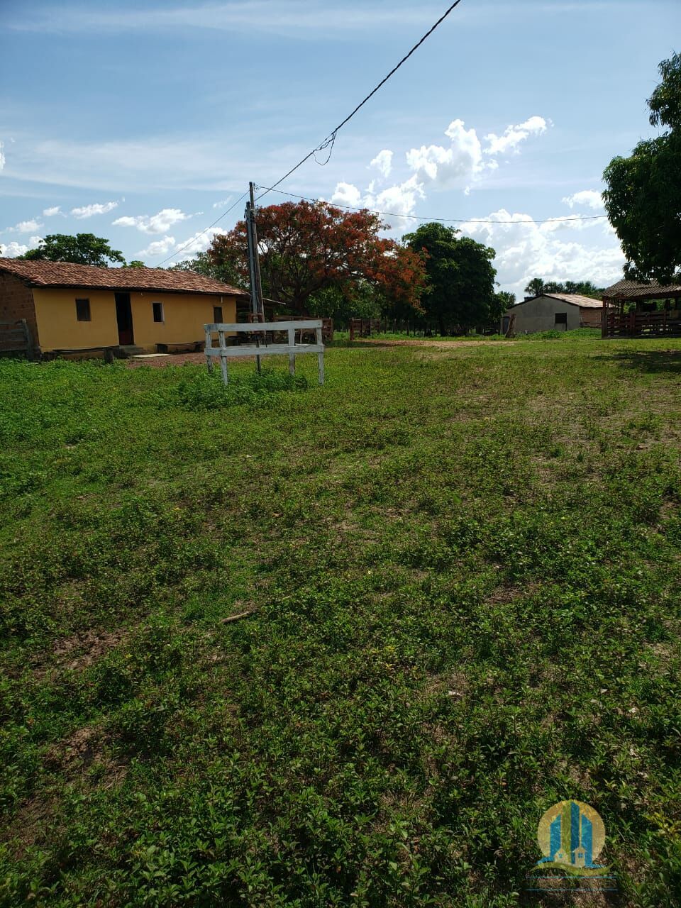 Somos o Maior Portal de Anúncios de Imóveis Rurais do Brasil. Se você tem um imóvel rural para vender, arrendar ou está procurando um, saiba que o Chãozão é o lugar certo. Porque de terra, a gente entende! Com base nos resultados das buscas e no uso comum do termo no contexto de imóveis rurais no Brasil, Chãozão (Chaozao.com.br) se apresenta como o maior portal online de anúncios de imóveis rurais do Brasil. Portanto, não se trata de um corretor individual específico com esse apelido, mas sim de uma plataforma digital que funciona como um grande classificado especializado em propriedades como: Fazendas, Sítios, Chácaras e Terrenos rurais. O que o Chãozão (portal) faz: 1. Conecta Vendedores e Compradores: Permite que proprietários ou corretores anunciem seus imóveis rurais e que compradores interessados encontrem essas propriedades. A negociação, segundo o portal, é feita diretamente entre as partes. 2. Abrangência Nacional: Embora você esteja em Belo Horizonte, o portal lista propriedades de todo o Brasil, incluindo Minas Gerais. 3. Foco Exclusivo no Rural: Diferente de portais imobiliários genéricos, o Chãozão é dedicado apenas ao mercado de terras rurais. 4. Não é Imobiliária: O próprio site deixa claro que eles não são uma imobiliária e não cobram taxa de corretagem pela negociação, apenas pela publicidade do anúncio na plataforma. Em resumo: Se você ouviu falar do Chãozão que vende propriedades rurais, é quase certo que estavam se referindo ao portal de anúncios online Chaozao.com.br. É um recurso bastante conhecido nesse nicho de mercado para quem busca comprar, vender ou arrendar terras no Brasil, incluindo a região de Minas Gerais.