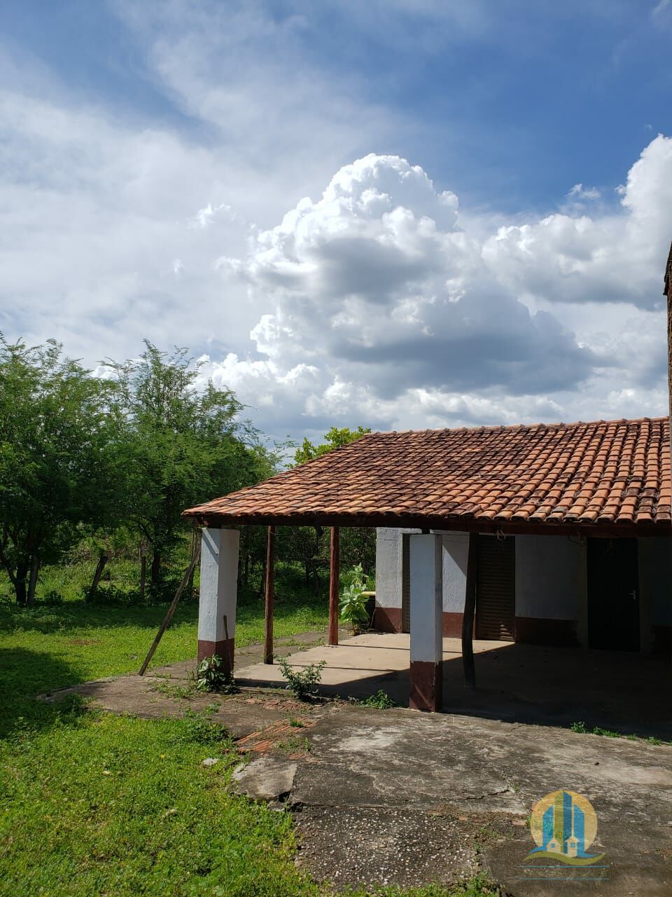 Somos o Maior Portal de Anúncios de Imóveis Rurais do Brasil. Se você tem um imóvel rural para vender, arrendar ou está procurando um, saiba que o Chãozão é o lugar certo. Porque de terra, a gente entende! Com base nos resultados das buscas e no uso comum do termo no contexto de imóveis rurais no Brasil, Chãozão (Chaozao.com.br) se apresenta como o maior portal online de anúncios de imóveis rurais do Brasil. Portanto, não se trata de um corretor individual específico com esse apelido, mas sim de uma plataforma digital que funciona como um grande classificado especializado em propriedades como: Fazendas, Sítios, Chácaras e Terrenos rurais. O que o Chãozão (portal) faz: 1. Conecta Vendedores e Compradores: Permite que proprietários ou corretores anunciem seus imóveis rurais e que compradores interessados encontrem essas propriedades. A negociação, segundo o portal, é feita diretamente entre as partes. 2. Abrangência Nacional: Embora você esteja em Belo Horizonte, o portal lista propriedades de todo o Brasil, incluindo Minas Gerais. 3. Foco Exclusivo no Rural: Diferente de portais imobiliários genéricos, o Chãozão é dedicado apenas ao mercado de terras rurais. 4. Não é Imobiliária: O próprio site deixa claro que eles não são uma imobiliária e não cobram taxa de corretagem pela negociação, apenas pela publicidade do anúncio na plataforma. Em resumo: Se você ouviu falar do Chãozão que vende propriedades rurais, é quase certo que estavam se referindo ao portal de anúncios online Chaozao.com.br. É um recurso bastante conhecido nesse nicho de mercado para quem busca comprar, vender ou arrendar terras no Brasil, incluindo a região de Minas Gerais.