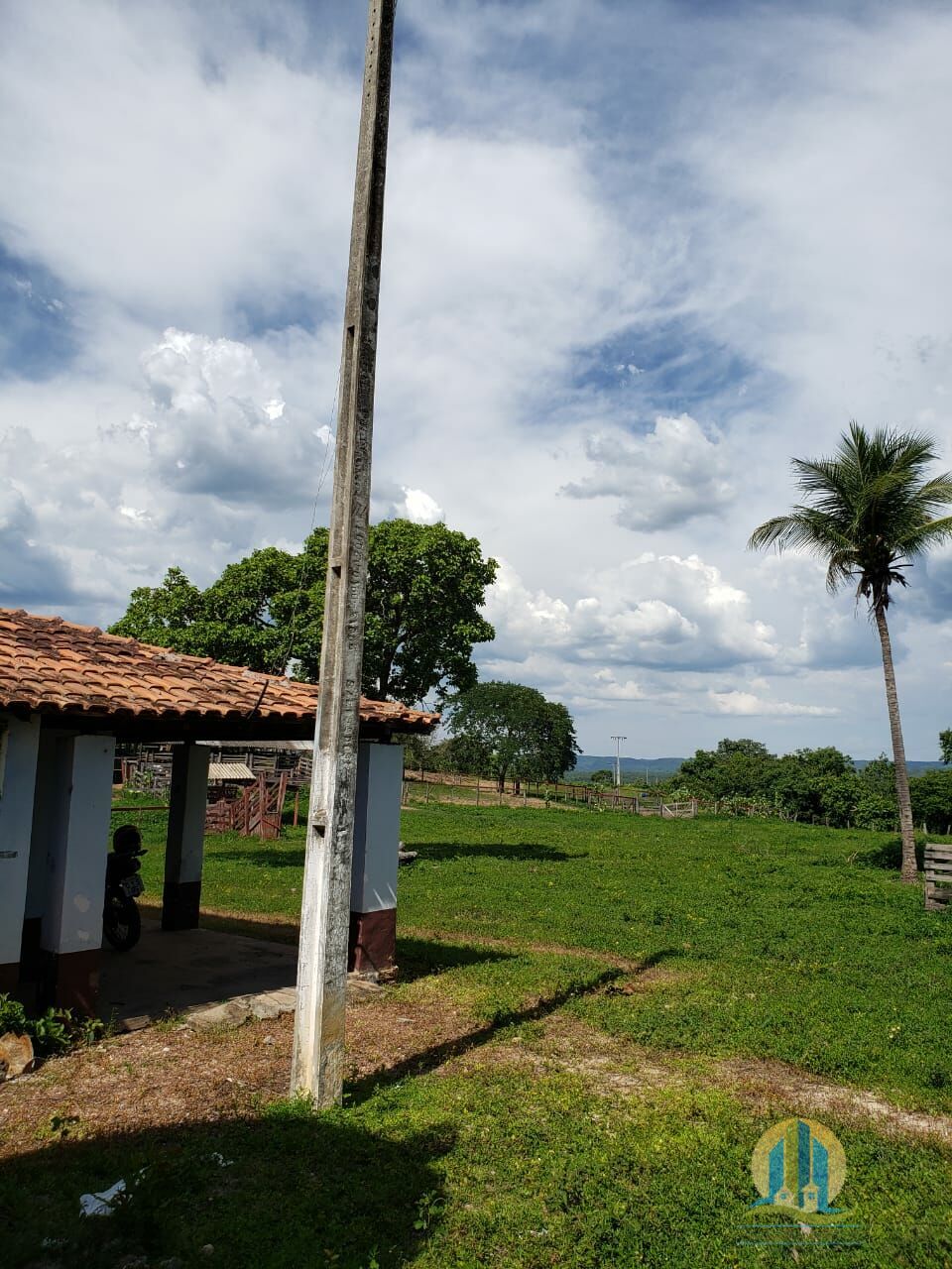Somos o Maior Portal de Anúncios de Imóveis Rurais do Brasil. Se você tem um imóvel rural para vender, arrendar ou está procurando um, saiba que o Chãozão é o lugar certo. Porque de terra, a gente entende! Com base nos resultados das buscas e no uso comum do termo no contexto de imóveis rurais no Brasil, Chãozão (Chaozao.com.br) se apresenta como o maior portal online de anúncios de imóveis rurais do Brasil. Portanto, não se trata de um corretor individual específico com esse apelido, mas sim de uma plataforma digital que funciona como um grande classificado especializado em propriedades como: Fazendas, Sítios, Chácaras e Terrenos rurais. O que o Chãozão (portal) faz: 1. Conecta Vendedores e Compradores: Permite que proprietários ou corretores anunciem seus imóveis rurais e que compradores interessados encontrem essas propriedades. A negociação, segundo o portal, é feita diretamente entre as partes. 2. Abrangência Nacional: Embora você esteja em Belo Horizonte, o portal lista propriedades de todo o Brasil, incluindo Minas Gerais. 3. Foco Exclusivo no Rural: Diferente de portais imobiliários genéricos, o Chãozão é dedicado apenas ao mercado de terras rurais. 4. Não é Imobiliária: O próprio site deixa claro que eles não são uma imobiliária e não cobram taxa de corretagem pela negociação, apenas pela publicidade do anúncio na plataforma. Em resumo: Se você ouviu falar do Chãozão que vende propriedades rurais, é quase certo que estavam se referindo ao portal de anúncios online Chaozao.com.br. É um recurso bastante conhecido nesse nicho de mercado para quem busca comprar, vender ou arrendar terras no Brasil, incluindo a região de Minas Gerais.