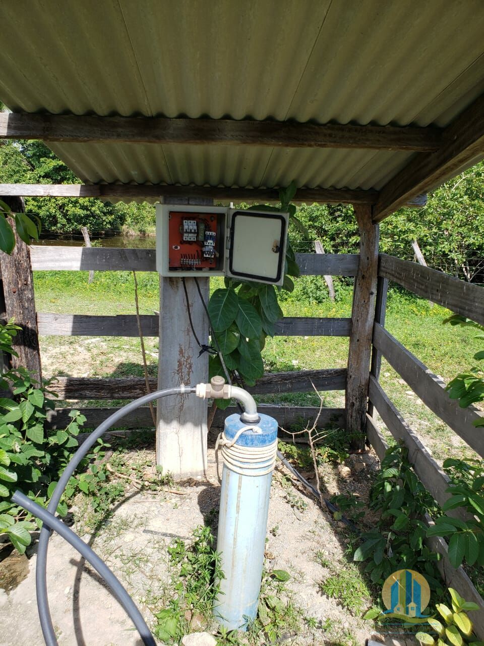 Somos o Maior Portal de Anúncios de Imóveis Rurais do Brasil. Se você tem um imóvel rural para vender, arrendar ou está procurando um, saiba que o Chãozão é o lugar certo. Porque de terra, a gente entende! Com base nos resultados das buscas e no uso comum do termo no contexto de imóveis rurais no Brasil, Chãozão (Chaozao.com.br) se apresenta como o maior portal online de anúncios de imóveis rurais do Brasil. Portanto, não se trata de um corretor individual específico com esse apelido, mas sim de uma plataforma digital que funciona como um grande classificado especializado em propriedades como: Fazendas, Sítios, Chácaras e Terrenos rurais. O que o Chãozão (portal) faz: 1. Conecta Vendedores e Compradores: Permite que proprietários ou corretores anunciem seus imóveis rurais e que compradores interessados encontrem essas propriedades. A negociação, segundo o portal, é feita diretamente entre as partes. 2. Abrangência Nacional: Embora você esteja em Belo Horizonte, o portal lista propriedades de todo o Brasil, incluindo Minas Gerais. 3. Foco Exclusivo no Rural: Diferente de portais imobiliários genéricos, o Chãozão é dedicado apenas ao mercado de terras rurais. 4. Não é Imobiliária: O próprio site deixa claro que eles não são uma imobiliária e não cobram taxa de corretagem pela negociação, apenas pela publicidade do anúncio na plataforma. Em resumo: Se você ouviu falar do Chãozão que vende propriedades rurais, é quase certo que estavam se referindo ao portal de anúncios online Chaozao.com.br. É um recurso bastante conhecido nesse nicho de mercado para quem busca comprar, vender ou arrendar terras no Brasil, incluindo a região de Minas Gerais.