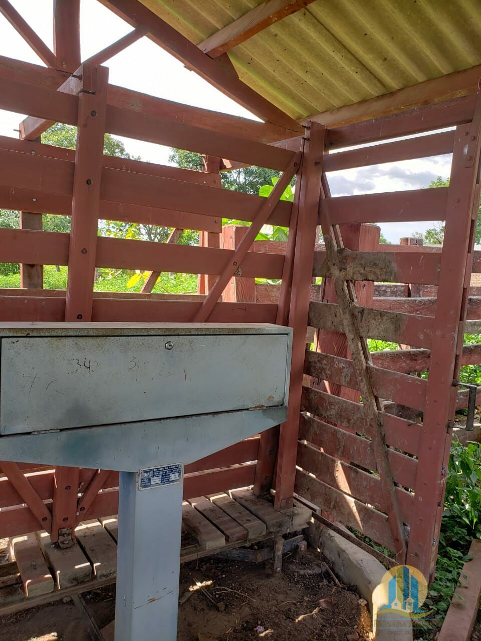 Somos o Maior Portal de Anúncios de Imóveis Rurais do Brasil. Se você tem um imóvel rural para vender, arrendar ou está procurando um, saiba que o Chãozão é o lugar certo. Porque de terra, a gente entende! Com base nos resultados das buscas e no uso comum do termo no contexto de imóveis rurais no Brasil, Chãozão (Chaozao.com.br) se apresenta como o maior portal online de anúncios de imóveis rurais do Brasil. Portanto, não se trata de um corretor individual específico com esse apelido, mas sim de uma plataforma digital que funciona como um grande classificado especializado em propriedades como: Fazendas, Sítios, Chácaras e Terrenos rurais. O que o Chãozão (portal) faz: 1. Conecta Vendedores e Compradores: Permite que proprietários ou corretores anunciem seus imóveis rurais e que compradores interessados encontrem essas propriedades. A negociação, segundo o portal, é feita diretamente entre as partes. 2. Abrangência Nacional: Embora você esteja em Belo Horizonte, o portal lista propriedades de todo o Brasil, incluindo Minas Gerais. 3. Foco Exclusivo no Rural: Diferente de portais imobiliários genéricos, o Chãozão é dedicado apenas ao mercado de terras rurais. 4. Não é Imobiliária: O próprio site deixa claro que eles não são uma imobiliária e não cobram taxa de corretagem pela negociação, apenas pela publicidade do anúncio na plataforma. Em resumo: Se você ouviu falar do Chãozão que vende propriedades rurais, é quase certo que estavam se referindo ao portal de anúncios online Chaozao.com.br. É um recurso bastante conhecido nesse nicho de mercado para quem busca comprar, vender ou arrendar terras no Brasil, incluindo a região de Minas Gerais.