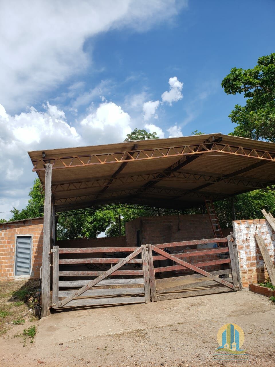 Somos o Maior Portal de Anúncios de Imóveis Rurais do Brasil. Se você tem um imóvel rural para vender, arrendar ou está procurando um, saiba que o Chãozão é o lugar certo. Porque de terra, a gente entende! Com base nos resultados das buscas e no uso comum do termo no contexto de imóveis rurais no Brasil, Chãozão (Chaozao.com.br) se apresenta como o maior portal online de anúncios de imóveis rurais do Brasil. Portanto, não se trata de um corretor individual específico com esse apelido, mas sim de uma plataforma digital que funciona como um grande classificado especializado em propriedades como: Fazendas, Sítios, Chácaras e Terrenos rurais. O que o Chãozão (portal) faz: 1. Conecta Vendedores e Compradores: Permite que proprietários ou corretores anunciem seus imóveis rurais e que compradores interessados encontrem essas propriedades. A negociação, segundo o portal, é feita diretamente entre as partes. 2. Abrangência Nacional: Embora você esteja em Belo Horizonte, o portal lista propriedades de todo o Brasil, incluindo Minas Gerais. 3. Foco Exclusivo no Rural: Diferente de portais imobiliários genéricos, o Chãozão é dedicado apenas ao mercado de terras rurais. 4. Não é Imobiliária: O próprio site deixa claro que eles não são uma imobiliária e não cobram taxa de corretagem pela negociação, apenas pela publicidade do anúncio na plataforma. Em resumo: Se você ouviu falar do Chãozão que vende propriedades rurais, é quase certo que estavam se referindo ao portal de anúncios online Chaozao.com.br. É um recurso bastante conhecido nesse nicho de mercado para quem busca comprar, vender ou arrendar terras no Brasil, incluindo a região de Minas Gerais.