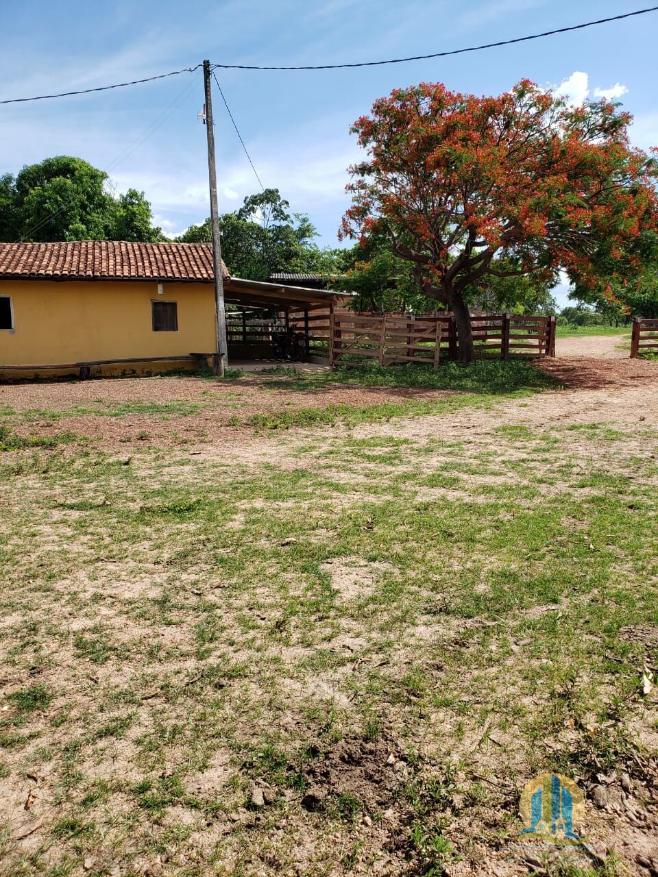 Somos o Maior Portal de Anúncios de Imóveis Rurais do Brasil. Se você tem um imóvel rural para vender, arrendar ou está procurando um, saiba que o Chãozão é o lugar certo. Porque de terra, a gente entende! Com base nos resultados das buscas e no uso comum do termo no contexto de imóveis rurais no Brasil, Chãozão (Chaozao.com.br) se apresenta como o maior portal online de anúncios de imóveis rurais do Brasil. Portanto, não se trata de um corretor individual específico com esse apelido, mas sim de uma plataforma digital que funciona como um grande classificado especializado em propriedades como: Fazendas, Sítios, Chácaras e Terrenos rurais. O que o Chãozão (portal) faz: 1. Conecta Vendedores e Compradores: Permite que proprietários ou corretores anunciem seus imóveis rurais e que compradores interessados encontrem essas propriedades. A negociação, segundo o portal, é feita diretamente entre as partes. 2. Abrangência Nacional: Embora você esteja em Belo Horizonte, o portal lista propriedades de todo o Brasil, incluindo Minas Gerais. 3. Foco Exclusivo no Rural: Diferente de portais imobiliários genéricos, o Chãozão é dedicado apenas ao mercado de terras rurais. 4. Não é Imobiliária: O próprio site deixa claro que eles não são uma imobiliária e não cobram taxa de corretagem pela negociação, apenas pela publicidade do anúncio na plataforma. Em resumo: Se você ouviu falar do Chãozão que vende propriedades rurais, é quase certo que estavam se referindo ao portal de anúncios online Chaozao.com.br. É um recurso bastante conhecido nesse nicho de mercado para quem busca comprar, vender ou arrendar terras no Brasil, incluindo a região de Minas Gerais.