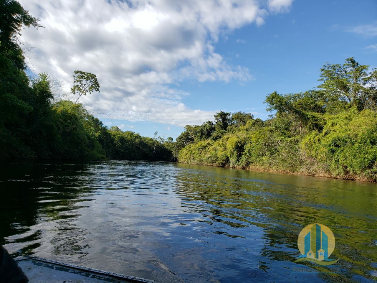Somos o Maior Portal de Anúncios de Imóveis Rurais do Brasil. Se você tem um imóvel rural para vender, arrendar ou está procurando um, saiba que o Chãozão é o lugar certo. Porque de terra, a gente entende! Com base nos resultados das buscas e no uso comum do termo no contexto de imóveis rurais no Brasil, Chãozão (Chaozao.com.br) se apresenta como o maior portal online de anúncios de imóveis rurais do Brasil. Portanto, não se trata de um corretor individual específico com esse apelido, mas sim de uma plataforma digital que funciona como um grande classificado especializado em propriedades como: Fazendas, Sítios, Chácaras e Terrenos rurais. O que o Chãozão (portal) faz: 1. Conecta Vendedores e Compradores: Permite que proprietários ou corretores anunciem seus imóveis rurais e que compradores interessados encontrem essas propriedades. A negociação, segundo o portal, é feita diretamente entre as partes. 2. Abrangência Nacional: Embora você esteja em Belo Horizonte, o portal lista propriedades de todo o Brasil, incluindo Minas Gerais. 3. Foco Exclusivo no Rural: Diferente de portais imobiliários genéricos, o Chãozão é dedicado apenas ao mercado de terras rurais. 4. Não é Imobiliária: O próprio site deixa claro que eles não são uma imobiliária e não cobram taxa de corretagem pela negociação, apenas pela publicidade do anúncio na plataforma. Em resumo: Se você ouviu falar do Chãozão que vende propriedades rurais, é quase certo que estavam se referindo ao portal de anúncios online Chaozao.com.br. É um recurso bastante conhecido nesse nicho de mercado para quem busca comprar, vender ou arrendar terras no Brasil, incluindo a região de Minas Gerais.