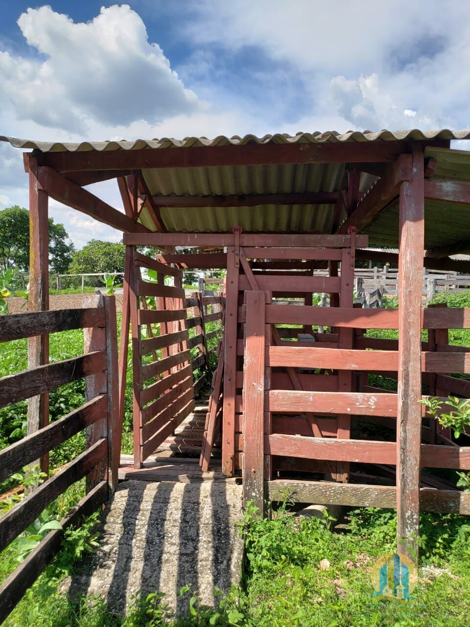 Somos o Maior Portal de Anúncios de Imóveis Rurais do Brasil. Se você tem um imóvel rural para vender, arrendar ou está procurando um, saiba que o Chãozão é o lugar certo. Porque de terra, a gente entende! Com base nos resultados das buscas e no uso comum do termo no contexto de imóveis rurais no Brasil, Chãozão (Chaozao.com.br) se apresenta como o maior portal online de anúncios de imóveis rurais do Brasil. Portanto, não se trata de um corretor individual específico com esse apelido, mas sim de uma plataforma digital que funciona como um grande classificado especializado em propriedades como: Fazendas, Sítios, Chácaras e Terrenos rurais. O que o Chãozão (portal) faz: 1. Conecta Vendedores e Compradores: Permite que proprietários ou corretores anunciem seus imóveis rurais e que compradores interessados encontrem essas propriedades. A negociação, segundo o portal, é feita diretamente entre as partes. 2. Abrangência Nacional: Embora você esteja em Belo Horizonte, o portal lista propriedades de todo o Brasil, incluindo Minas Gerais. 3. Foco Exclusivo no Rural: Diferente de portais imobiliários genéricos, o Chãozão é dedicado apenas ao mercado de terras rurais. 4. Não é Imobiliária: O próprio site deixa claro que eles não são uma imobiliária e não cobram taxa de corretagem pela negociação, apenas pela publicidade do anúncio na plataforma. Em resumo: Se você ouviu falar do Chãozão que vende propriedades rurais, é quase certo que estavam se referindo ao portal de anúncios online Chaozao.com.br. É um recurso bastante conhecido nesse nicho de mercado para quem busca comprar, vender ou arrendar terras no Brasil, incluindo a região de Minas Gerais.