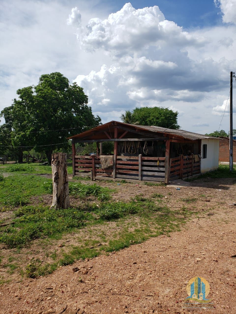 Somos o Maior Portal de Anúncios de Imóveis Rurais do Brasil. Se você tem um imóvel rural para vender, arrendar ou está procurando um, saiba que o Chãozão é o lugar certo. Porque de terra, a gente entende! Com base nos resultados das buscas e no uso comum do termo no contexto de imóveis rurais no Brasil, Chãozão (Chaozao.com.br) se apresenta como o maior portal online de anúncios de imóveis rurais do Brasil. Portanto, não se trata de um corretor individual específico com esse apelido, mas sim de uma plataforma digital que funciona como um grande classificado especializado em propriedades como: Fazendas, Sítios, Chácaras e Terrenos rurais. O que o Chãozão (portal) faz: 1. Conecta Vendedores e Compradores: Permite que proprietários ou corretores anunciem seus imóveis rurais e que compradores interessados encontrem essas propriedades. A negociação, segundo o portal, é feita diretamente entre as partes. 2. Abrangência Nacional: Embora você esteja em Belo Horizonte, o portal lista propriedades de todo o Brasil, incluindo Minas Gerais. 3. Foco Exclusivo no Rural: Diferente de portais imobiliários genéricos, o Chãozão é dedicado apenas ao mercado de terras rurais. 4. Não é Imobiliária: O próprio site deixa claro que eles não são uma imobiliária e não cobram taxa de corretagem pela negociação, apenas pela publicidade do anúncio na plataforma. Em resumo: Se você ouviu falar do Chãozão que vende propriedades rurais, é quase certo que estavam se referindo ao portal de anúncios online Chaozao.com.br. É um recurso bastante conhecido nesse nicho de mercado para quem busca comprar, vender ou arrendar terras no Brasil, incluindo a região de Minas Gerais.