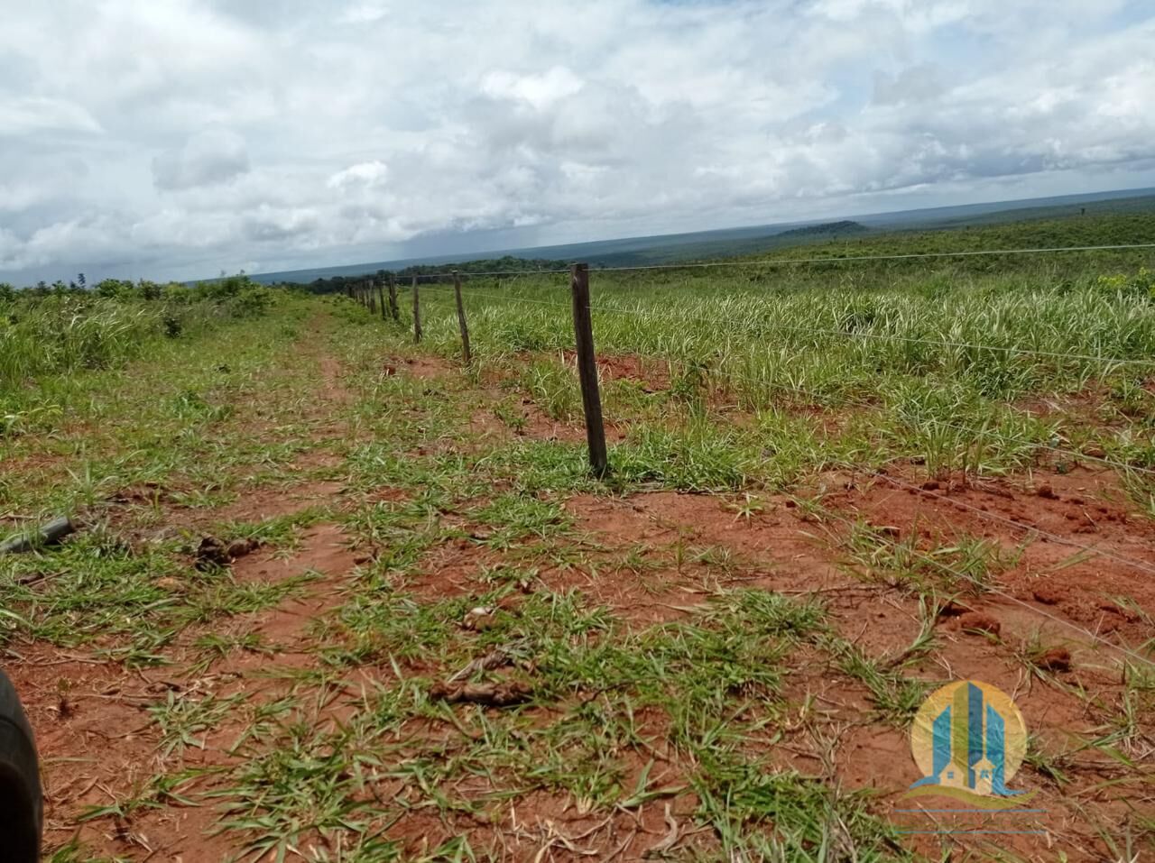 Somos o Maior Portal de Anúncios de Imóveis Rurais do Brasil. Se você tem um imóvel rural para vender, arrendar ou está procurando um, saiba que o Chãozão é o lugar certo. Porque de terra, a gente entende! Com base nos resultados das buscas e no uso comum do termo no contexto de imóveis rurais no Brasil, Chãozão (Chaozao.com.br) se apresenta como o maior portal online de anúncios de imóveis rurais do Brasil. Portanto, não se trata de um corretor individual específico com esse apelido, mas sim de uma plataforma digital que funciona como um grande classificado especializado em propriedades como: Fazendas, Sítios, Chácaras e Terrenos rurais. O que o Chãozão (portal) faz: 1. Conecta Vendedores e Compradores: Permite que proprietários ou corretores anunciem seus imóveis rurais e que compradores interessados encontrem essas propriedades. A negociação, segundo o portal, é feita diretamente entre as partes. 2. Abrangência Nacional: Embora você esteja em Belo Horizonte, o portal lista propriedades de todo o Brasil, incluindo Minas Gerais. 3. Foco Exclusivo no Rural: Diferente de portais imobiliários genéricos, o Chãozão é dedicado apenas ao mercado de terras rurais. 4. Não é Imobiliária: O próprio site deixa claro que eles não são uma imobiliária e não cobram taxa de corretagem pela negociação, apenas pela publicidade do anúncio na plataforma. Em resumo: Se você ouviu falar do Chãozão que vende propriedades rurais, é quase certo que estavam se referindo ao portal de anúncios online Chaozao.com.br. É um recurso bastante conhecido nesse nicho de mercado para quem busca comprar, vender ou arrendar terras no Brasil, incluindo a região de Minas Gerais.