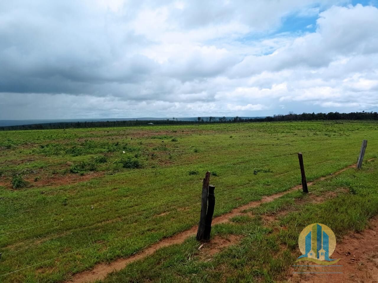 Somos o Maior Portal de Anúncios de Imóveis Rurais do Brasil. Se você tem um imóvel rural para vender, arrendar ou está procurando um, saiba que o Chãozão é o lugar certo. Porque de terra, a gente entende! Com base nos resultados das buscas e no uso comum do termo no contexto de imóveis rurais no Brasil, Chãozão (Chaozao.com.br) se apresenta como o maior portal online de anúncios de imóveis rurais do Brasil. Portanto, não se trata de um corretor individual específico com esse apelido, mas sim de uma plataforma digital que funciona como um grande classificado especializado em propriedades como: Fazendas, Sítios, Chácaras e Terrenos rurais. O que o Chãozão (portal) faz: 1. Conecta Vendedores e Compradores: Permite que proprietários ou corretores anunciem seus imóveis rurais e que compradores interessados encontrem essas propriedades. A negociação, segundo o portal, é feita diretamente entre as partes. 2. Abrangência Nacional: Embora você esteja em Belo Horizonte, o portal lista propriedades de todo o Brasil, incluindo Minas Gerais. 3. Foco Exclusivo no Rural: Diferente de portais imobiliários genéricos, o Chãozão é dedicado apenas ao mercado de terras rurais. 4. Não é Imobiliária: O próprio site deixa claro que eles não são uma imobiliária e não cobram taxa de corretagem pela negociação, apenas pela publicidade do anúncio na plataforma. Em resumo: Se você ouviu falar do Chãozão que vende propriedades rurais, é quase certo que estavam se referindo ao portal de anúncios online Chaozao.com.br. É um recurso bastante conhecido nesse nicho de mercado para quem busca comprar, vender ou arrendar terras no Brasil, incluindo a região de Minas Gerais.