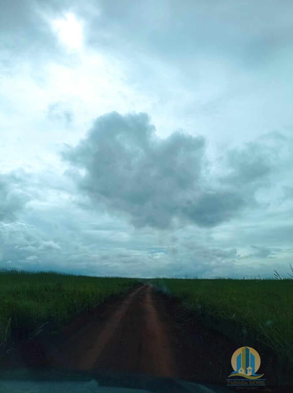 Somos o Maior Portal de Anúncios de Imóveis Rurais do Brasil. Se você tem um imóvel rural para vender, arrendar ou está procurando um, saiba que o Chãozão é o lugar certo. Porque de terra, a gente entende! Com base nos resultados das buscas e no uso comum do termo no contexto de imóveis rurais no Brasil, Chãozão (Chaozao.com.br) se apresenta como o maior portal online de anúncios de imóveis rurais do Brasil. Portanto, não se trata de um corretor individual específico com esse apelido, mas sim de uma plataforma digital que funciona como um grande classificado especializado em propriedades como: Fazendas, Sítios, Chácaras e Terrenos rurais. O que o Chãozão (portal) faz: 1. Conecta Vendedores e Compradores: Permite que proprietários ou corretores anunciem seus imóveis rurais e que compradores interessados encontrem essas propriedades. A negociação, segundo o portal, é feita diretamente entre as partes. 2. Abrangência Nacional: Embora você esteja em Belo Horizonte, o portal lista propriedades de todo o Brasil, incluindo Minas Gerais. 3. Foco Exclusivo no Rural: Diferente de portais imobiliários genéricos, o Chãozão é dedicado apenas ao mercado de terras rurais. 4. Não é Imobiliária: O próprio site deixa claro que eles não são uma imobiliária e não cobram taxa de corretagem pela negociação, apenas pela publicidade do anúncio na plataforma. Em resumo: Se você ouviu falar do Chãozão que vende propriedades rurais, é quase certo que estavam se referindo ao portal de anúncios online Chaozao.com.br. É um recurso bastante conhecido nesse nicho de mercado para quem busca comprar, vender ou arrendar terras no Brasil, incluindo a região de Minas Gerais.
