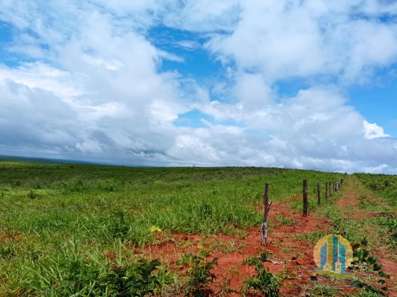 Somos o Maior Portal de Anúncios de Imóveis Rurais do Brasil. Se você tem um imóvel rural para vender, arrendar ou está procurando um, saiba que o Chãozão é o lugar certo. Porque de terra, a gente entende! Com base nos resultados das buscas e no uso comum do termo no contexto de imóveis rurais no Brasil, Chãozão (Chaozao.com.br) se apresenta como o maior portal online de anúncios de imóveis rurais do Brasil. Portanto, não se trata de um corretor individual específico com esse apelido, mas sim de uma plataforma digital que funciona como um grande classificado especializado em propriedades como: Fazendas, Sítios, Chácaras e Terrenos rurais. O que o Chãozão (portal) faz: 1. Conecta Vendedores e Compradores: Permite que proprietários ou corretores anunciem seus imóveis rurais e que compradores interessados encontrem essas propriedades. A negociação, segundo o portal, é feita diretamente entre as partes. 2. Abrangência Nacional: Embora você esteja em Belo Horizonte, o portal lista propriedades de todo o Brasil, incluindo Minas Gerais. 3. Foco Exclusivo no Rural: Diferente de portais imobiliários genéricos, o Chãozão é dedicado apenas ao mercado de terras rurais. 4. Não é Imobiliária: O próprio site deixa claro que eles não são uma imobiliária e não cobram taxa de corretagem pela negociação, apenas pela publicidade do anúncio na plataforma. Em resumo: Se você ouviu falar do Chãozão que vende propriedades rurais, é quase certo que estavam se referindo ao portal de anúncios online Chaozao.com.br. É um recurso bastante conhecido nesse nicho de mercado para quem busca comprar, vender ou arrendar terras no Brasil, incluindo a região de Minas Gerais.