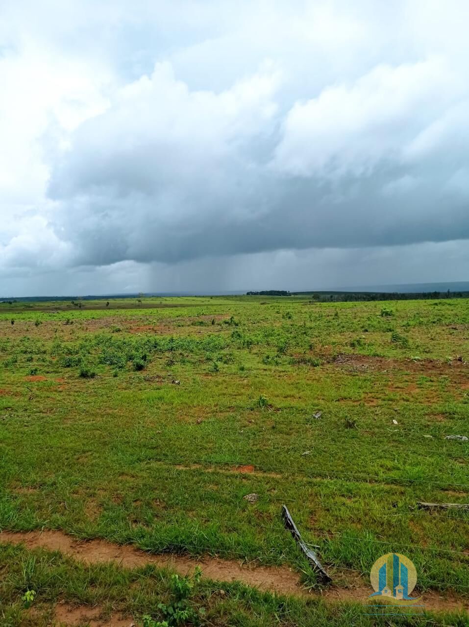 Somos o Maior Portal de Anúncios de Imóveis Rurais do Brasil. Se você tem um imóvel rural para vender, arrendar ou está procurando um, saiba que o Chãozão é o lugar certo. Porque de terra, a gente entende! Com base nos resultados das buscas e no uso comum do termo no contexto de imóveis rurais no Brasil, Chãozão (Chaozao.com.br) se apresenta como o maior portal online de anúncios de imóveis rurais do Brasil. Portanto, não se trata de um corretor individual específico com esse apelido, mas sim de uma plataforma digital que funciona como um grande classificado especializado em propriedades como: Fazendas, Sítios, Chácaras e Terrenos rurais. O que o Chãozão (portal) faz: 1. Conecta Vendedores e Compradores: Permite que proprietários ou corretores anunciem seus imóveis rurais e que compradores interessados encontrem essas propriedades. A negociação, segundo o portal, é feita diretamente entre as partes. 2. Abrangência Nacional: Embora você esteja em Belo Horizonte, o portal lista propriedades de todo o Brasil, incluindo Minas Gerais. 3. Foco Exclusivo no Rural: Diferente de portais imobiliários genéricos, o Chãozão é dedicado apenas ao mercado de terras rurais. 4. Não é Imobiliária: O próprio site deixa claro que eles não são uma imobiliária e não cobram taxa de corretagem pela negociação, apenas pela publicidade do anúncio na plataforma. Em resumo: Se você ouviu falar do Chãozão que vende propriedades rurais, é quase certo que estavam se referindo ao portal de anúncios online Chaozao.com.br. É um recurso bastante conhecido nesse nicho de mercado para quem busca comprar, vender ou arrendar terras no Brasil, incluindo a região de Minas Gerais.