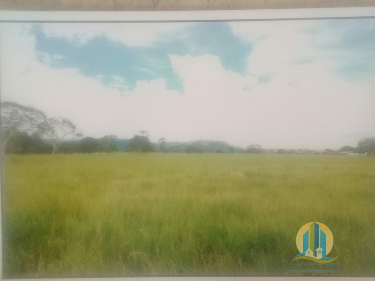 Somos o Maior Portal de Anúncios de Imóveis Rurais do Brasil. Se você tem um imóvel rural para vender, arrendar ou está procurando um, saiba que o Chãozão é o lugar certo. Porque de terra, a gente entende! Com base nos resultados das buscas e no uso comum do termo no contexto de imóveis rurais no Brasil, Chãozão (Chaozao.com.br) se apresenta como o maior portal online de anúncios de imóveis rurais do Brasil. Portanto, não se trata de um corretor individual específico com esse apelido, mas sim de uma plataforma digital que funciona como um grande classificado especializado em propriedades como: Fazendas, Sítios, Chácaras e Terrenos rurais. O que o Chãozão (portal) faz: 1. Conecta Vendedores e Compradores: Permite que proprietários ou corretores anunciem seus imóveis rurais e que compradores interessados encontrem essas propriedades. A negociação, segundo o portal, é feita diretamente entre as partes. 2. Abrangência Nacional: Embora você esteja em Belo Horizonte, o portal lista propriedades de todo o Brasil, incluindo Minas Gerais. 3. Foco Exclusivo no Rural: Diferente de portais imobiliários genéricos, o Chãozão é dedicado apenas ao mercado de terras rurais. 4. Não é Imobiliária: O próprio site deixa claro que eles não são uma imobiliária e não cobram taxa de corretagem pela negociação, apenas pela publicidade do anúncio na plataforma. Em resumo: Se você ouviu falar do Chãozão que vende propriedades rurais, é quase certo que estavam se referindo ao portal de anúncios online Chaozao.com.br. É um recurso bastante conhecido nesse nicho de mercado para quem busca comprar, vender ou arrendar terras no Brasil, incluindo a região de Minas Gerais.