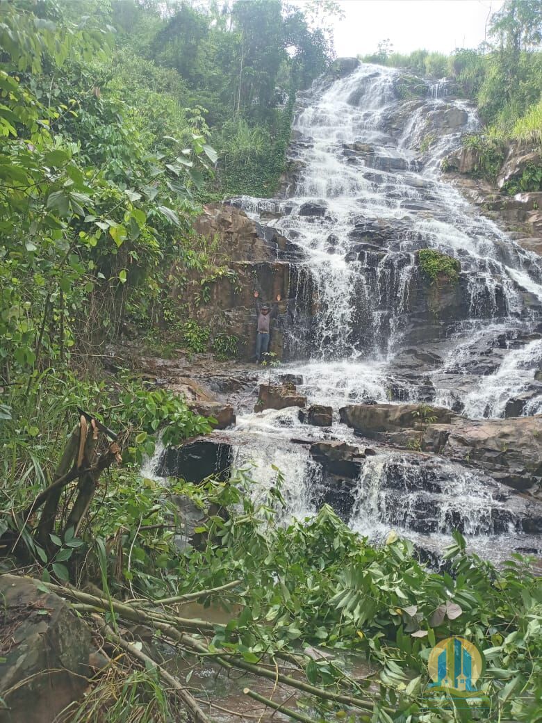 Somos o Maior Portal de Anúncios de Imóveis Rurais do Brasil. Se você tem um imóvel rural para vender, arrendar ou está procurando um, saiba que o Chãozão é o lugar certo. Porque de terra, a gente entende! Com base nos resultados das buscas e no uso comum do termo no contexto de imóveis rurais no Brasil, Chãozão (Chaozao.com.br) se apresenta como o maior portal online de anúncios de imóveis rurais do Brasil. Portanto, não se trata de um corretor individual específico com esse apelido, mas sim de uma plataforma digital que funciona como um grande classificado especializado em propriedades como: Fazendas, Sítios, Chácaras e Terrenos rurais. O que o Chãozão (portal) faz: 1. Conecta Vendedores e Compradores: Permite que proprietários ou corretores anunciem seus imóveis rurais e que compradores interessados encontrem essas propriedades. A negociação, segundo o portal, é feita diretamente entre as partes. 2. Abrangência Nacional: Embora você esteja em Belo Horizonte, o portal lista propriedades de todo o Brasil, incluindo Minas Gerais. 3. Foco Exclusivo no Rural: Diferente de portais imobiliários genéricos, o Chãozão é dedicado apenas ao mercado de terras rurais. 4. Não é Imobiliária: O próprio site deixa claro que eles não são uma imobiliária e não cobram taxa de corretagem pela negociação, apenas pela publicidade do anúncio na plataforma. Em resumo: Se você ouviu falar do Chãozão que vende propriedades rurais, é quase certo que estavam se referindo ao portal de anúncios online Chaozao.com.br. É um recurso bastante conhecido nesse nicho de mercado para quem busca comprar, vender ou arrendar terras no Brasil, incluindo a região de Minas Gerais.