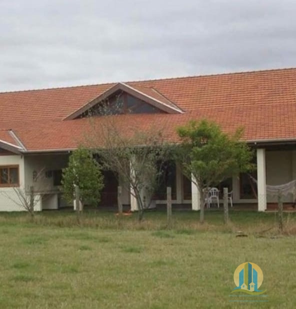 Somos o Maior Portal de Anúncios de Imóveis Rurais do Brasil. Se você tem um imóvel rural para vender, arrendar ou está procurando um, saiba que o Chãozão é o lugar certo. Porque de terra, a gente entende! Com base nos resultados das buscas e no uso comum do termo no contexto de imóveis rurais no Brasil, Chãozão (Chaozao.com.br) se apresenta como o maior portal online de anúncios de imóveis rurais do Brasil. Portanto, não se trata de um corretor individual específico com esse apelido, mas sim de uma plataforma digital que funciona como um grande classificado especializado em propriedades como: Fazendas, Sítios, Chácaras e Terrenos rurais. O que o Chãozão (portal) faz: 1. Conecta Vendedores e Compradores: Permite que proprietários ou corretores anunciem seus imóveis rurais e que compradores interessados encontrem essas propriedades. A negociação, segundo o portal, é feita diretamente entre as partes. 2. Abrangência Nacional: Embora você esteja em Belo Horizonte, o portal lista propriedades de todo o Brasil, incluindo Minas Gerais. 3. Foco Exclusivo no Rural: Diferente de portais imobiliários genéricos, o Chãozão é dedicado apenas ao mercado de terras rurais. 4. Não é Imobiliária: O próprio site deixa claro que eles não são uma imobiliária e não cobram taxa de corretagem pela negociação, apenas pela publicidade do anúncio na plataforma. Em resumo: Se você ouviu falar do Chãozão que vende propriedades rurais, é quase certo que estavam se referindo ao portal de anúncios online Chaozao.com.br. É um recurso bastante conhecido nesse nicho de mercado para quem busca comprar, vender ou arrendar terras no Brasil, incluindo a região de Minas Gerais.
