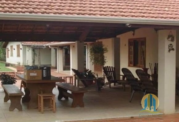Somos o Maior Portal de Anúncios de Imóveis Rurais do Brasil. Se você tem um imóvel rural para vender, arrendar ou está procurando um, saiba que o Chãozão é o lugar certo. Porque de terra, a gente entende! Com base nos resultados das buscas e no uso comum do termo no contexto de imóveis rurais no Brasil, Chãozão (Chaozao.com.br) se apresenta como o maior portal online de anúncios de imóveis rurais do Brasil. Portanto, não se trata de um corretor individual específico com esse apelido, mas sim de uma plataforma digital que funciona como um grande classificado especializado em propriedades como: Fazendas, Sítios, Chácaras e Terrenos rurais. O que o Chãozão (portal) faz: 1. Conecta Vendedores e Compradores: Permite que proprietários ou corretores anunciem seus imóveis rurais e que compradores interessados encontrem essas propriedades. A negociação, segundo o portal, é feita diretamente entre as partes. 2. Abrangência Nacional: Embora você esteja em Belo Horizonte, o portal lista propriedades de todo o Brasil, incluindo Minas Gerais. 3. Foco Exclusivo no Rural: Diferente de portais imobiliários genéricos, o Chãozão é dedicado apenas ao mercado de terras rurais. 4. Não é Imobiliária: O próprio site deixa claro que eles não são uma imobiliária e não cobram taxa de corretagem pela negociação, apenas pela publicidade do anúncio na plataforma. Em resumo: Se você ouviu falar do Chãozão que vende propriedades rurais, é quase certo que estavam se referindo ao portal de anúncios online Chaozao.com.br. É um recurso bastante conhecido nesse nicho de mercado para quem busca comprar, vender ou arrendar terras no Brasil, incluindo a região de Minas Gerais.