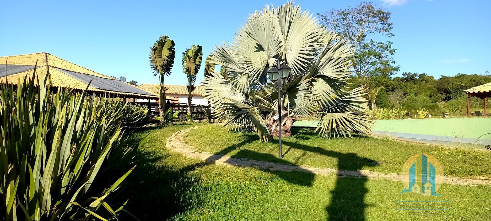 Somos o Maior Portal de Anúncios de Imóveis Rurais do Brasil. Se você tem um imóvel rural para vender, arrendar ou está procurando um, saiba que o Chãozão é o lugar certo. Porque de terra, a gente entende! Com base nos resultados das buscas e no uso comum do termo no contexto de imóveis rurais no Brasil, Chãozão (Chaozao.com.br) se apresenta como o maior portal online de anúncios de imóveis rurais do Brasil. Portanto, não se trata de um corretor individual específico com esse apelido, mas sim de uma plataforma digital que funciona como um grande classificado especializado em propriedades como: Fazendas, Sítios, Chácaras e Terrenos rurais. O que o Chãozão (portal) faz: 1. Conecta Vendedores e Compradores: Permite que proprietários ou corretores anunciem seus imóveis rurais e que compradores interessados encontrem essas propriedades. A negociação, segundo o portal, é feita diretamente entre as partes. 2. Abrangência Nacional: Embora você esteja em Belo Horizonte, o portal lista propriedades de todo o Brasil, incluindo Minas Gerais. 3. Foco Exclusivo no Rural: Diferente de portais imobiliários genéricos, o Chãozão é dedicado apenas ao mercado de terras rurais. 4. Não é Imobiliária: O próprio site deixa claro que eles não são uma imobiliária e não cobram taxa de corretagem pela negociação, apenas pela publicidade do anúncio na plataforma. Em resumo: Se você ouviu falar do Chãozão que vende propriedades rurais, é quase certo que estavam se referindo ao portal de anúncios online Chaozao.com.br. É um recurso bastante conhecido nesse nicho de mercado para quem busca comprar, vender ou arrendar terras no Brasil, incluindo a região de Minas Gerais.