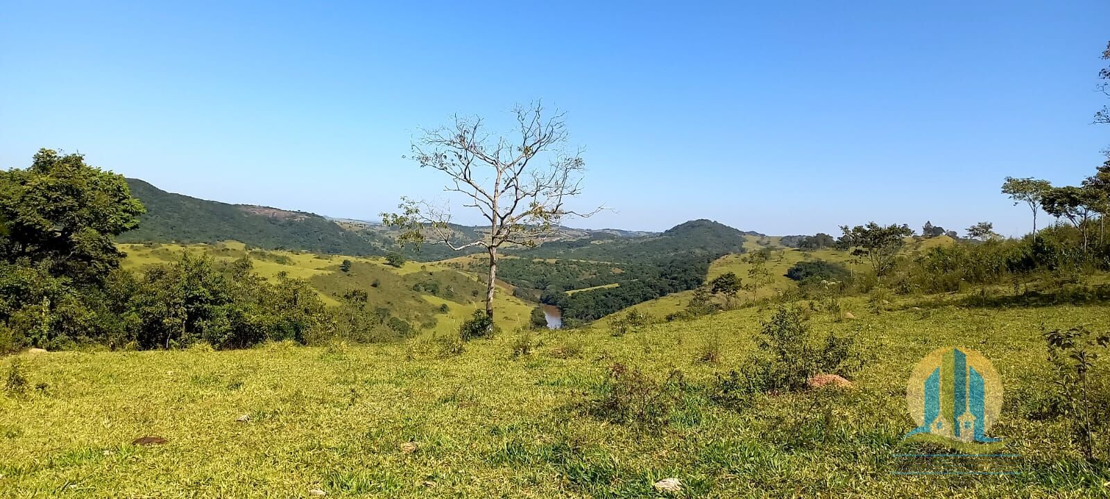 Somos o Maior Portal de Anúncios de Imóveis Rurais do Brasil. Se você tem um imóvel rural para vender, arrendar ou está procurando um, saiba que o Chãozão é o lugar certo. Porque de terra, a gente entende! Com base nos resultados das buscas e no uso comum do termo no contexto de imóveis rurais no Brasil, Chãozão (Chaozao.com.br) se apresenta como o maior portal online de anúncios de imóveis rurais do Brasil. Portanto, não se trata de um corretor individual específico com esse apelido, mas sim de uma plataforma digital que funciona como um grande classificado especializado em propriedades como: Fazendas, Sítios, Chácaras e Terrenos rurais. O que o Chãozão (portal) faz: 1. Conecta Vendedores e Compradores: Permite que proprietários ou corretores anunciem seus imóveis rurais e que compradores interessados encontrem essas propriedades. A negociação, segundo o portal, é feita diretamente entre as partes. 2. Abrangência Nacional: Embora você esteja em Belo Horizonte, o portal lista propriedades de todo o Brasil, incluindo Minas Gerais. 3. Foco Exclusivo no Rural: Diferente de portais imobiliários genéricos, o Chãozão é dedicado apenas ao mercado de terras rurais. 4. Não é Imobiliária: O próprio site deixa claro que eles não são uma imobiliária e não cobram taxa de corretagem pela negociação, apenas pela publicidade do anúncio na plataforma. Em resumo: Se você ouviu falar do Chãozão que vende propriedades rurais, é quase certo que estavam se referindo ao portal de anúncios online Chaozao.com.br. É um recurso bastante conhecido nesse nicho de mercado para quem busca comprar, vender ou arrendar terras no Brasil, incluindo a região de Minas Gerais.