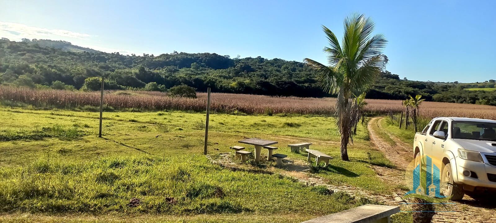 Somos o Maior Portal de Anúncios de Imóveis Rurais do Brasil. Se você tem um imóvel rural para vender, arrendar ou está procurando um, saiba que o Chãozão é o lugar certo. Porque de terra, a gente entende! Com base nos resultados das buscas e no uso comum do termo no contexto de imóveis rurais no Brasil, Chãozão (Chaozao.com.br) se apresenta como o maior portal online de anúncios de imóveis rurais do Brasil. Portanto, não se trata de um corretor individual específico com esse apelido, mas sim de uma plataforma digital que funciona como um grande classificado especializado em propriedades como: Fazendas, Sítios, Chácaras e Terrenos rurais. O que o Chãozão (portal) faz: 1. Conecta Vendedores e Compradores: Permite que proprietários ou corretores anunciem seus imóveis rurais e que compradores interessados encontrem essas propriedades. A negociação, segundo o portal, é feita diretamente entre as partes. 2. Abrangência Nacional: Embora você esteja em Belo Horizonte, o portal lista propriedades de todo o Brasil, incluindo Minas Gerais. 3. Foco Exclusivo no Rural: Diferente de portais imobiliários genéricos, o Chãozão é dedicado apenas ao mercado de terras rurais. 4. Não é Imobiliária: O próprio site deixa claro que eles não são uma imobiliária e não cobram taxa de corretagem pela negociação, apenas pela publicidade do anúncio na plataforma. Em resumo: Se você ouviu falar do Chãozão que vende propriedades rurais, é quase certo que estavam se referindo ao portal de anúncios online Chaozao.com.br. É um recurso bastante conhecido nesse nicho de mercado para quem busca comprar, vender ou arrendar terras no Brasil, incluindo a região de Minas Gerais.