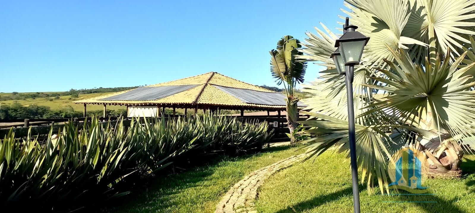 Somos o Maior Portal de Anúncios de Imóveis Rurais do Brasil. Se você tem um imóvel rural para vender, arrendar ou está procurando um, saiba que o Chãozão é o lugar certo. Porque de terra, a gente entende! Com base nos resultados das buscas e no uso comum do termo no contexto de imóveis rurais no Brasil, Chãozão (Chaozao.com.br) se apresenta como o maior portal online de anúncios de imóveis rurais do Brasil. Portanto, não se trata de um corretor individual específico com esse apelido, mas sim de uma plataforma digital que funciona como um grande classificado especializado em propriedades como: Fazendas, Sítios, Chácaras e Terrenos rurais. O que o Chãozão (portal) faz: 1. Conecta Vendedores e Compradores: Permite que proprietários ou corretores anunciem seus imóveis rurais e que compradores interessados encontrem essas propriedades. A negociação, segundo o portal, é feita diretamente entre as partes. 2. Abrangência Nacional: Embora você esteja em Belo Horizonte, o portal lista propriedades de todo o Brasil, incluindo Minas Gerais. 3. Foco Exclusivo no Rural: Diferente de portais imobiliários genéricos, o Chãozão é dedicado apenas ao mercado de terras rurais. 4. Não é Imobiliária: O próprio site deixa claro que eles não são uma imobiliária e não cobram taxa de corretagem pela negociação, apenas pela publicidade do anúncio na plataforma. Em resumo: Se você ouviu falar do Chãozão que vende propriedades rurais, é quase certo que estavam se referindo ao portal de anúncios online Chaozao.com.br. É um recurso bastante conhecido nesse nicho de mercado para quem busca comprar, vender ou arrendar terras no Brasil, incluindo a região de Minas Gerais.