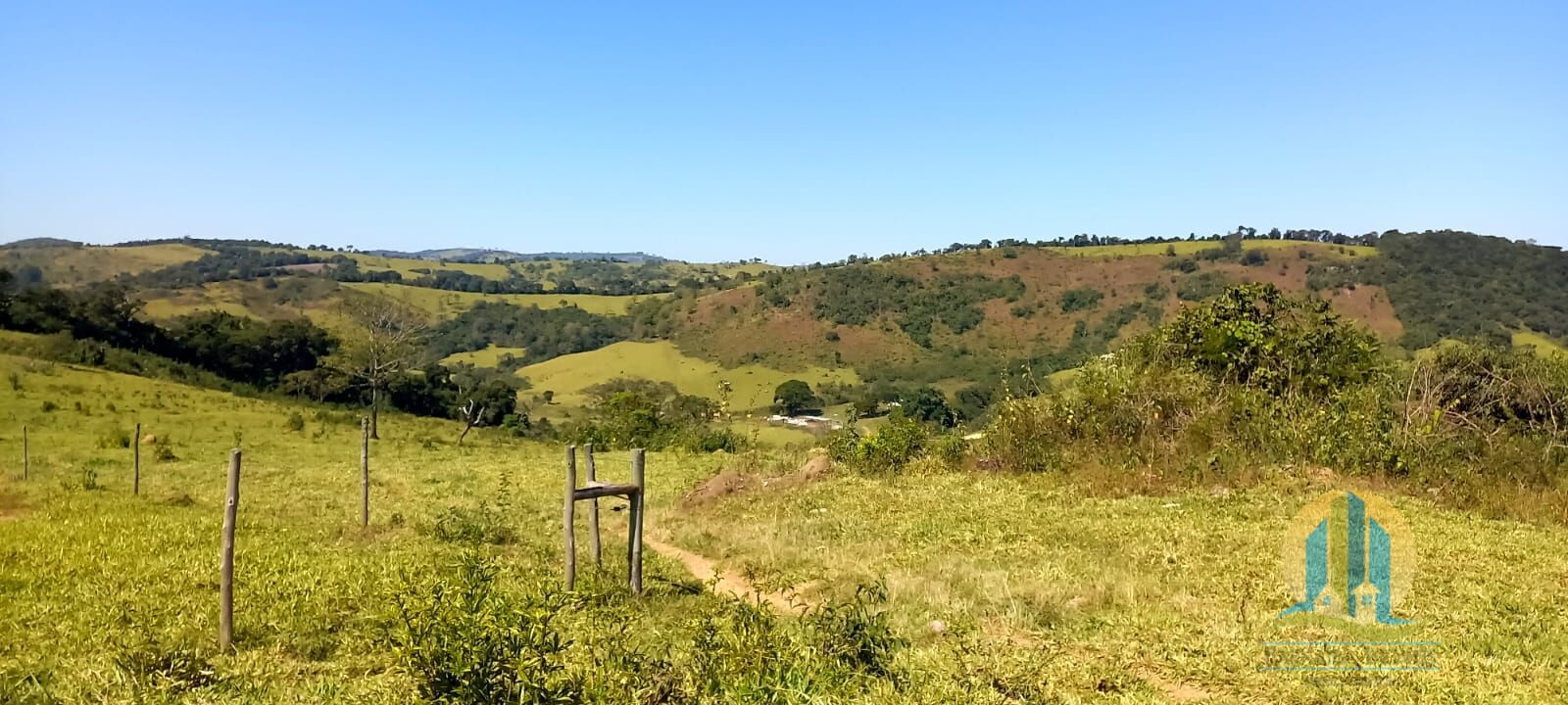 Somos o Maior Portal de Anúncios de Imóveis Rurais do Brasil. Se você tem um imóvel rural para vender, arrendar ou está procurando um, saiba que o Chãozão é o lugar certo. Porque de terra, a gente entende! Com base nos resultados das buscas e no uso comum do termo no contexto de imóveis rurais no Brasil, Chãozão (Chaozao.com.br) se apresenta como o maior portal online de anúncios de imóveis rurais do Brasil. Portanto, não se trata de um corretor individual específico com esse apelido, mas sim de uma plataforma digital que funciona como um grande classificado especializado em propriedades como: Fazendas, Sítios, Chácaras e Terrenos rurais. O que o Chãozão (portal) faz: 1. Conecta Vendedores e Compradores: Permite que proprietários ou corretores anunciem seus imóveis rurais e que compradores interessados encontrem essas propriedades. A negociação, segundo o portal, é feita diretamente entre as partes. 2. Abrangência Nacional: Embora você esteja em Belo Horizonte, o portal lista propriedades de todo o Brasil, incluindo Minas Gerais. 3. Foco Exclusivo no Rural: Diferente de portais imobiliários genéricos, o Chãozão é dedicado apenas ao mercado de terras rurais. 4. Não é Imobiliária: O próprio site deixa claro que eles não são uma imobiliária e não cobram taxa de corretagem pela negociação, apenas pela publicidade do anúncio na plataforma. Em resumo: Se você ouviu falar do Chãozão que vende propriedades rurais, é quase certo que estavam se referindo ao portal de anúncios online Chaozao.com.br. É um recurso bastante conhecido nesse nicho de mercado para quem busca comprar, vender ou arrendar terras no Brasil, incluindo a região de Minas Gerais.