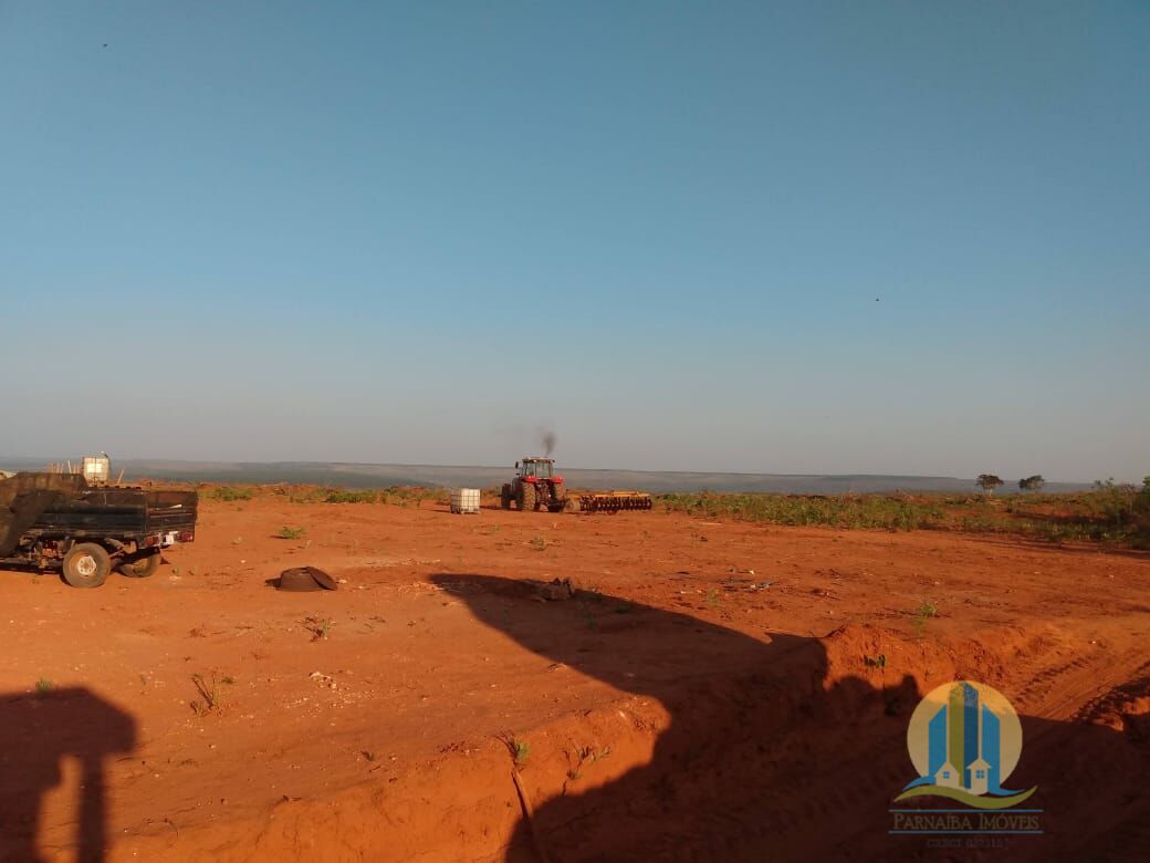 Somos o Maior Portal de Anúncios de Imóveis Rurais do Brasil. Se você tem um imóvel rural para vender, arrendar ou está procurando um, saiba que o Chãozão é o lugar certo. Porque de terra, a gente entende! Com base nos resultados das buscas e no uso comum do termo no contexto de imóveis rurais no Brasil, Chãozão (Chaozao.com.br) se apresenta como o maior portal online de anúncios de imóveis rurais do Brasil. Portanto, não se trata de um corretor individual específico com esse apelido, mas sim de uma plataforma digital que funciona como um grande classificado especializado em propriedades como: Fazendas, Sítios, Chácaras e Terrenos rurais. O que o Chãozão (portal) faz: 1. Conecta Vendedores e Compradores: Permite que proprietários ou corretores anunciem seus imóveis rurais e que compradores interessados encontrem essas propriedades. A negociação, segundo o portal, é feita diretamente entre as partes. 2. Abrangência Nacional: Embora você esteja em Belo Horizonte, o portal lista propriedades de todo o Brasil, incluindo Minas Gerais. 3. Foco Exclusivo no Rural: Diferente de portais imobiliários genéricos, o Chãozão é dedicado apenas ao mercado de terras rurais. 4. Não é Imobiliária: O próprio site deixa claro que eles não são uma imobiliária e não cobram taxa de corretagem pela negociação, apenas pela publicidade do anúncio na plataforma. Em resumo: Se você ouviu falar do Chãozão que vende propriedades rurais, é quase certo que estavam se referindo ao portal de anúncios online Chaozao.com.br. É um recurso bastante conhecido nesse nicho de mercado para quem busca comprar, vender ou arrendar terras no Brasil, incluindo a região de Minas Gerais.