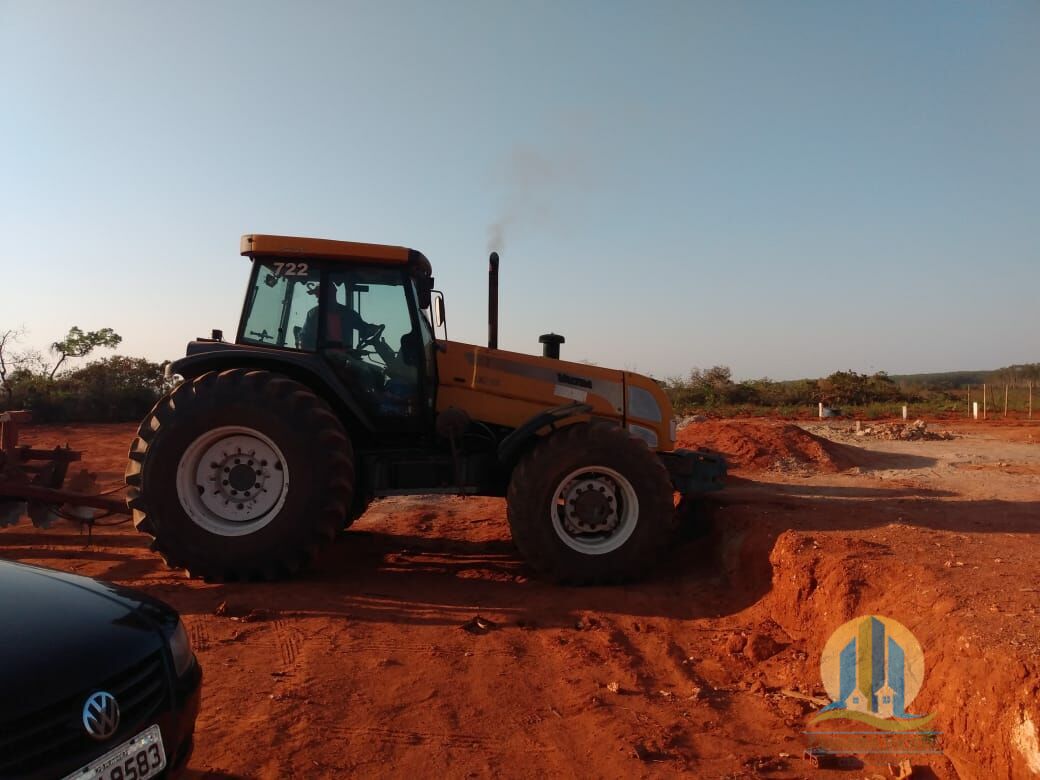 Somos o Maior Portal de Anúncios de Imóveis Rurais do Brasil. Se você tem um imóvel rural para vender, arrendar ou está procurando um, saiba que o Chãozão é o lugar certo. Porque de terra, a gente entende! Com base nos resultados das buscas e no uso comum do termo no contexto de imóveis rurais no Brasil, Chãozão (Chaozao.com.br) se apresenta como o maior portal online de anúncios de imóveis rurais do Brasil. Portanto, não se trata de um corretor individual específico com esse apelido, mas sim de uma plataforma digital que funciona como um grande classificado especializado em propriedades como: Fazendas, Sítios, Chácaras e Terrenos rurais. O que o Chãozão (portal) faz: 1. Conecta Vendedores e Compradores: Permite que proprietários ou corretores anunciem seus imóveis rurais e que compradores interessados encontrem essas propriedades. A negociação, segundo o portal, é feita diretamente entre as partes. 2. Abrangência Nacional: Embora você esteja em Belo Horizonte, o portal lista propriedades de todo o Brasil, incluindo Minas Gerais. 3. Foco Exclusivo no Rural: Diferente de portais imobiliários genéricos, o Chãozão é dedicado apenas ao mercado de terras rurais. 4. Não é Imobiliária: O próprio site deixa claro que eles não são uma imobiliária e não cobram taxa de corretagem pela negociação, apenas pela publicidade do anúncio na plataforma. Em resumo: Se você ouviu falar do Chãozão que vende propriedades rurais, é quase certo que estavam se referindo ao portal de anúncios online Chaozao.com.br. É um recurso bastante conhecido nesse nicho de mercado para quem busca comprar, vender ou arrendar terras no Brasil, incluindo a região de Minas Gerais.