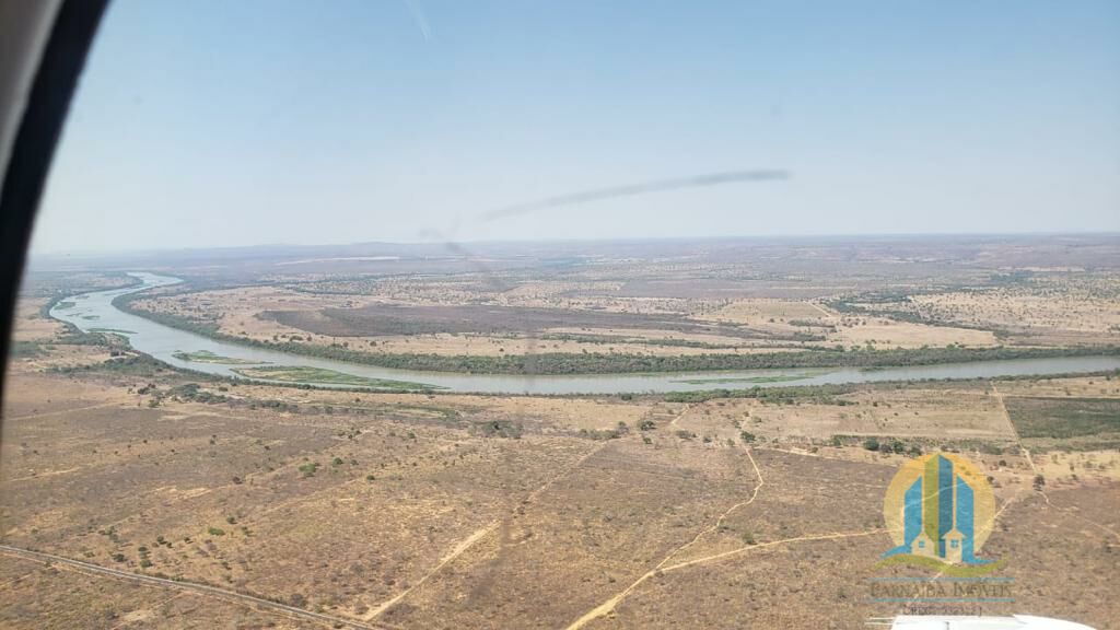Somos o Maior Portal de Anúncios de Imóveis Rurais do Brasil. Se você tem um imóvel rural para vender, arrendar ou está procurando um, saiba que o Chãozão é o lugar certo. Porque de terra, a gente entende! Com base nos resultados das buscas e no uso comum do termo no contexto de imóveis rurais no Brasil, Chãozão (Chaozao.com.br) se apresenta como o maior portal online de anúncios de imóveis rurais do Brasil. Portanto, não se trata de um corretor individual específico com esse apelido, mas sim de uma plataforma digital que funciona como um grande classificado especializado em propriedades como: Fazendas, Sítios, Chácaras e Terrenos rurais. O que o Chãozão (portal) faz: 1. Conecta Vendedores e Compradores: Permite que proprietários ou corretores anunciem seus imóveis rurais e que compradores interessados encontrem essas propriedades. A negociação, segundo o portal, é feita diretamente entre as partes. 2. Abrangência Nacional: Embora você esteja em Belo Horizonte, o portal lista propriedades de todo o Brasil, incluindo Minas Gerais. 3. Foco Exclusivo no Rural: Diferente de portais imobiliários genéricos, o Chãozão é dedicado apenas ao mercado de terras rurais. 4. Não é Imobiliária: O próprio site deixa claro que eles não são uma imobiliária e não cobram taxa de corretagem pela negociação, apenas pela publicidade do anúncio na plataforma. Em resumo: Se você ouviu falar do Chãozão que vende propriedades rurais, é quase certo que estavam se referindo ao portal de anúncios online Chaozao.com.br. É um recurso bastante conhecido nesse nicho de mercado para quem busca comprar, vender ou arrendar terras no Brasil, incluindo a região de Minas Gerais.