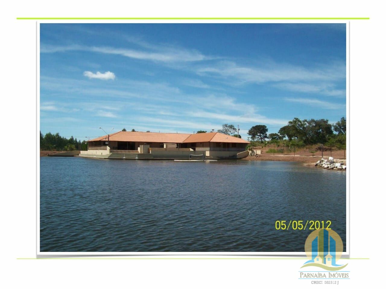 Somos o Maior Portal de Anúncios de Imóveis Rurais do Brasil. Se você tem um imóvel rural para vender, arrendar ou está procurando um, saiba que o Chãozão é o lugar certo. Porque de terra, a gente entende! Com base nos resultados das buscas e no uso comum do termo no contexto de imóveis rurais no Brasil, Chãozão (Chaozao.com.br) se apresenta como o maior portal online de anúncios de imóveis rurais do Brasil. Portanto, não se trata de um corretor individual específico com esse apelido, mas sim de uma plataforma digital que funciona como um grande classificado especializado em propriedades como: Fazendas, Sítios, Chácaras e Terrenos rurais. O que o Chãozão (portal) faz: 1. Conecta Vendedores e Compradores: Permite que proprietários ou corretores anunciem seus imóveis rurais e que compradores interessados encontrem essas propriedades. A negociação, segundo o portal, é feita diretamente entre as partes. 2. Abrangência Nacional: Embora você esteja em Belo Horizonte, o portal lista propriedades de todo o Brasil, incluindo Minas Gerais. 3. Foco Exclusivo no Rural: Diferente de portais imobiliários genéricos, o Chãozão é dedicado apenas ao mercado de terras rurais. 4. Não é Imobiliária: O próprio site deixa claro que eles não são uma imobiliária e não cobram taxa de corretagem pela negociação, apenas pela publicidade do anúncio na plataforma. Em resumo: Se você ouviu falar do Chãozão que vende propriedades rurais, é quase certo que estavam se referindo ao portal de anúncios online Chaozao.com.br. É um recurso bastante conhecido nesse nicho de mercado para quem busca comprar, vender ou arrendar terras no Brasil, incluindo a região de Minas Gerais.