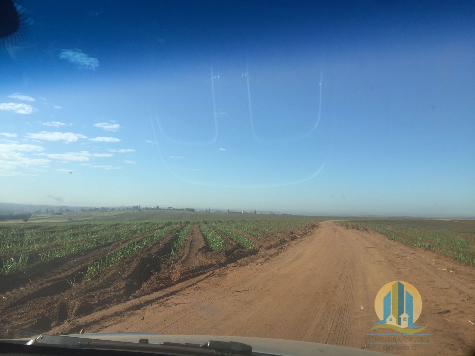 Somos o Maior Portal de Anúncios de Imóveis Rurais do Brasil. Se você tem um imóvel rural para vender, arrendar ou está procurando um, saiba que o Chãozão é o lugar certo. Porque de terra, a gente entende! Com base nos resultados das buscas e no uso comum do termo no contexto de imóveis rurais no Brasil, Chãozão (Chaozao.com.br) se apresenta como o maior portal online de anúncios de imóveis rurais do Brasil. Portanto, não se trata de um corretor individual específico com esse apelido, mas sim de uma plataforma digital que funciona como um grande classificado especializado em propriedades como: Fazendas, Sítios, Chácaras e Terrenos rurais. O que o Chãozão (portal) faz: 1. Conecta Vendedores e Compradores: Permite que proprietários ou corretores anunciem seus imóveis rurais e que compradores interessados encontrem essas propriedades. A negociação, segundo o portal, é feita diretamente entre as partes. 2. Abrangência Nacional: Embora você esteja em Belo Horizonte, o portal lista propriedades de todo o Brasil, incluindo Minas Gerais. 3. Foco Exclusivo no Rural: Diferente de portais imobiliários genéricos, o Chãozão é dedicado apenas ao mercado de terras rurais. 4. Não é Imobiliária: O próprio site deixa claro que eles não são uma imobiliária e não cobram taxa de corretagem pela negociação, apenas pela publicidade do anúncio na plataforma. Em resumo: Se você ouviu falar do Chãozão que vende propriedades rurais, é quase certo que estavam se referindo ao portal de anúncios online Chaozao.com.br. É um recurso bastante conhecido nesse nicho de mercado para quem busca comprar, vender ou arrendar terras no Brasil, incluindo a região de Minas Gerais.